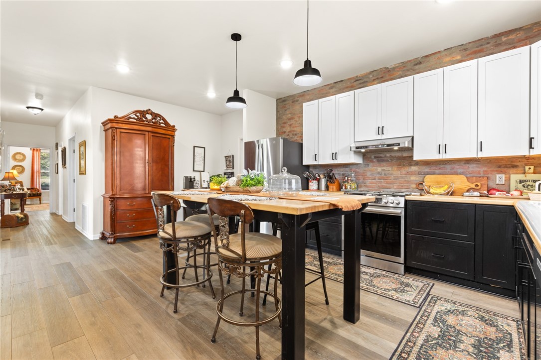 Yellville, Arkansas, 72687, United States, 2 Bedrooms Bedrooms, ,3 BathroomsBathrooms,Residential,For Sale,1970032