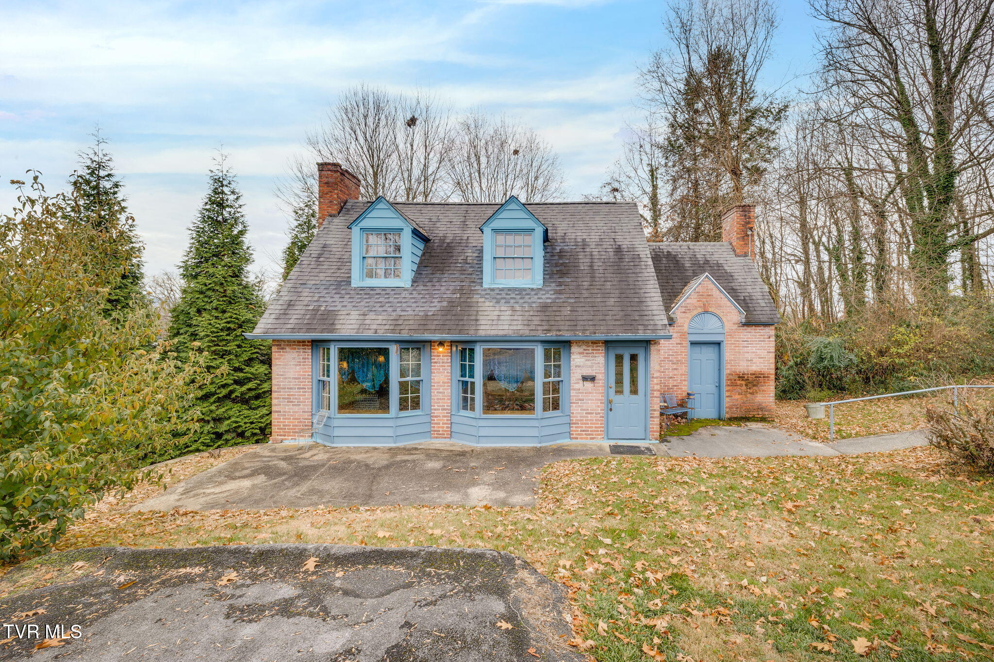 Bristol, Tennessee, 37620, United States, 4 Bedrooms Bedrooms, ,5 BathroomsBathrooms,Residential,For Sale,2005262