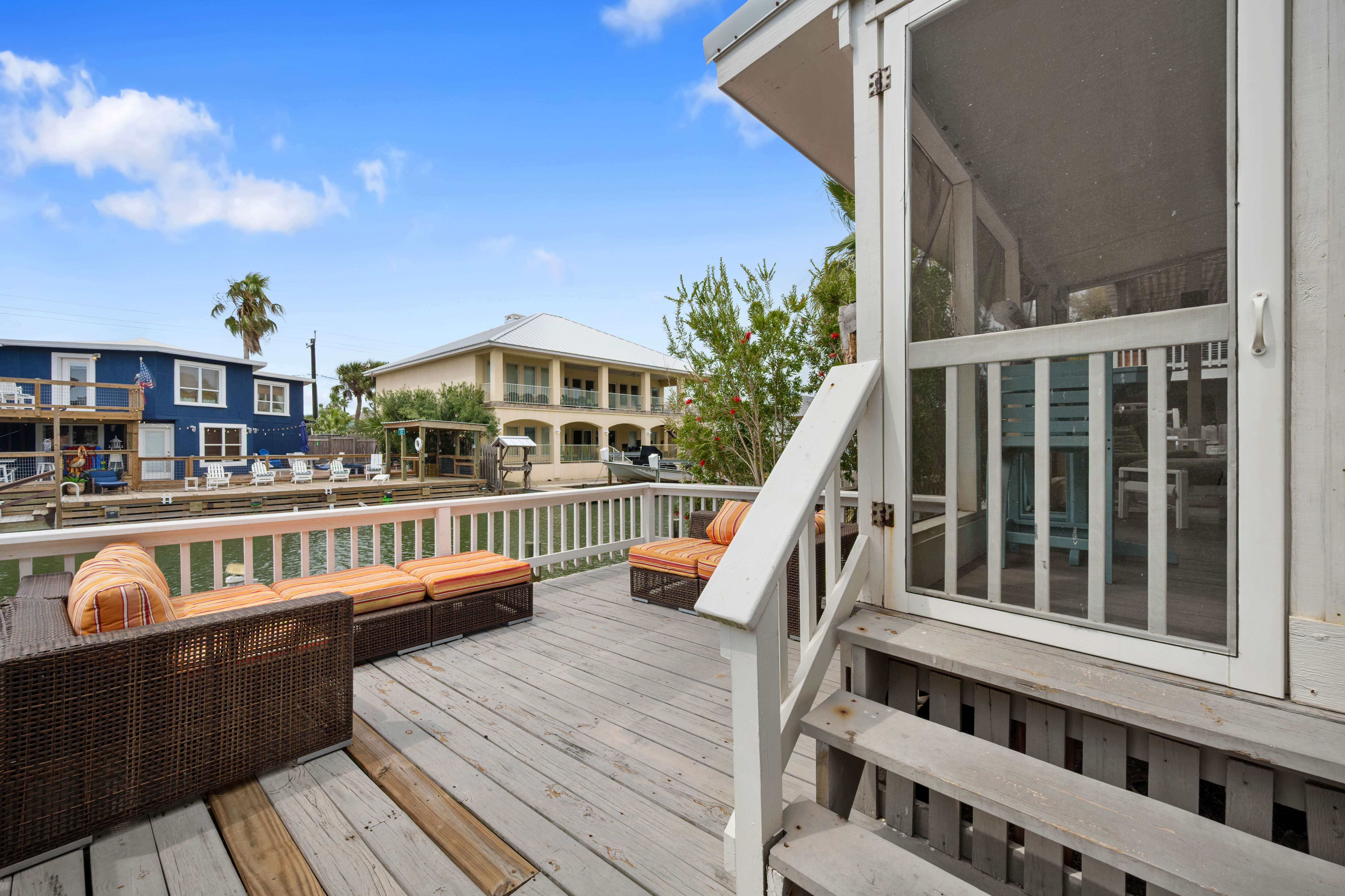  Canal-Front Living with Boat Lift - 物件實景