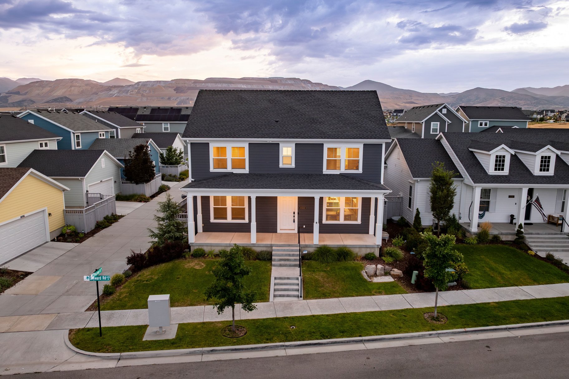  Daybreak Living With A 3-Car Garage - 物件實景
