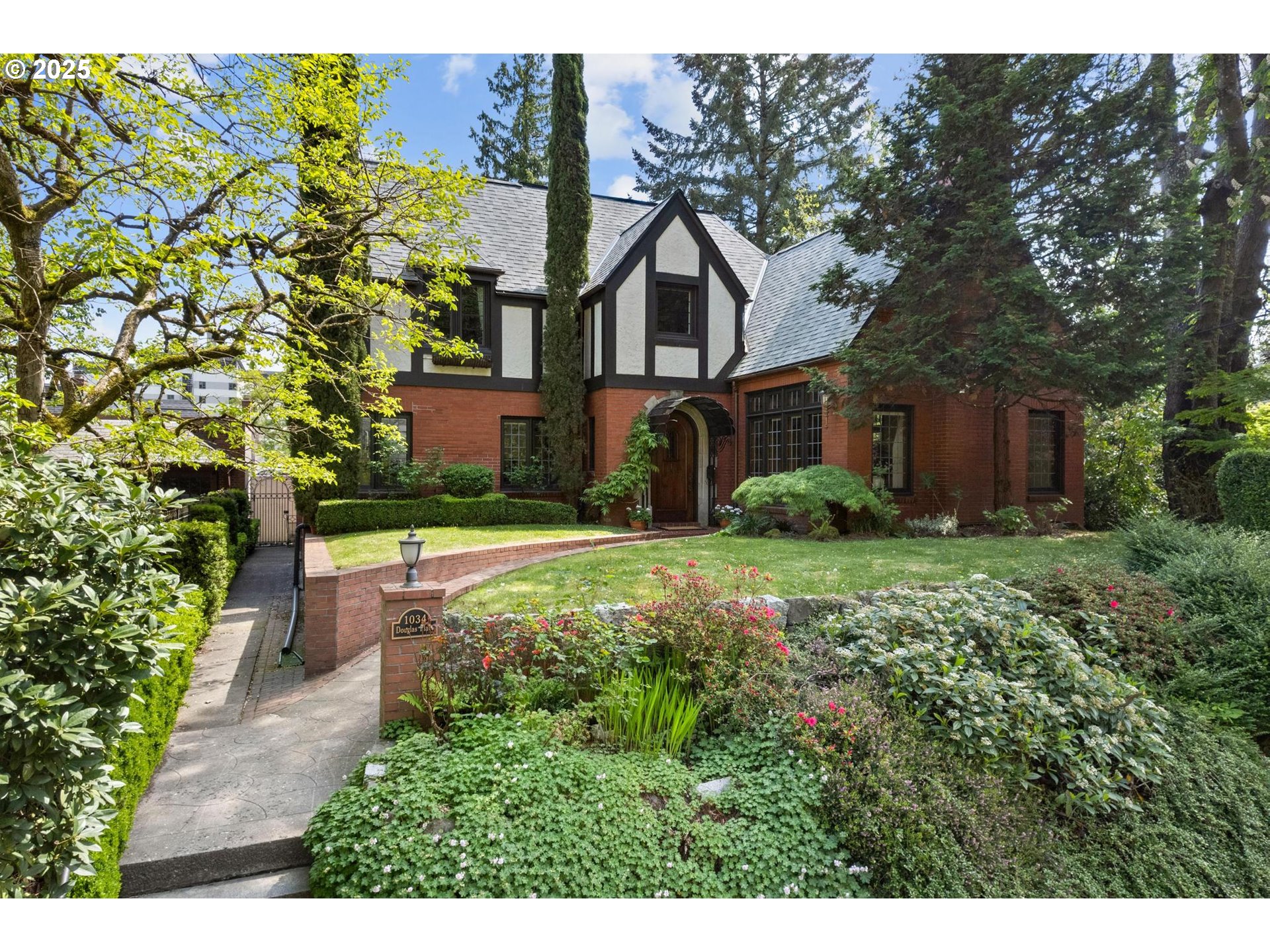 Portland, Oregon, 97205, United States, 4 Bedrooms Bedrooms, ,4 BathroomsBathrooms,Residential,For Sale,1795097