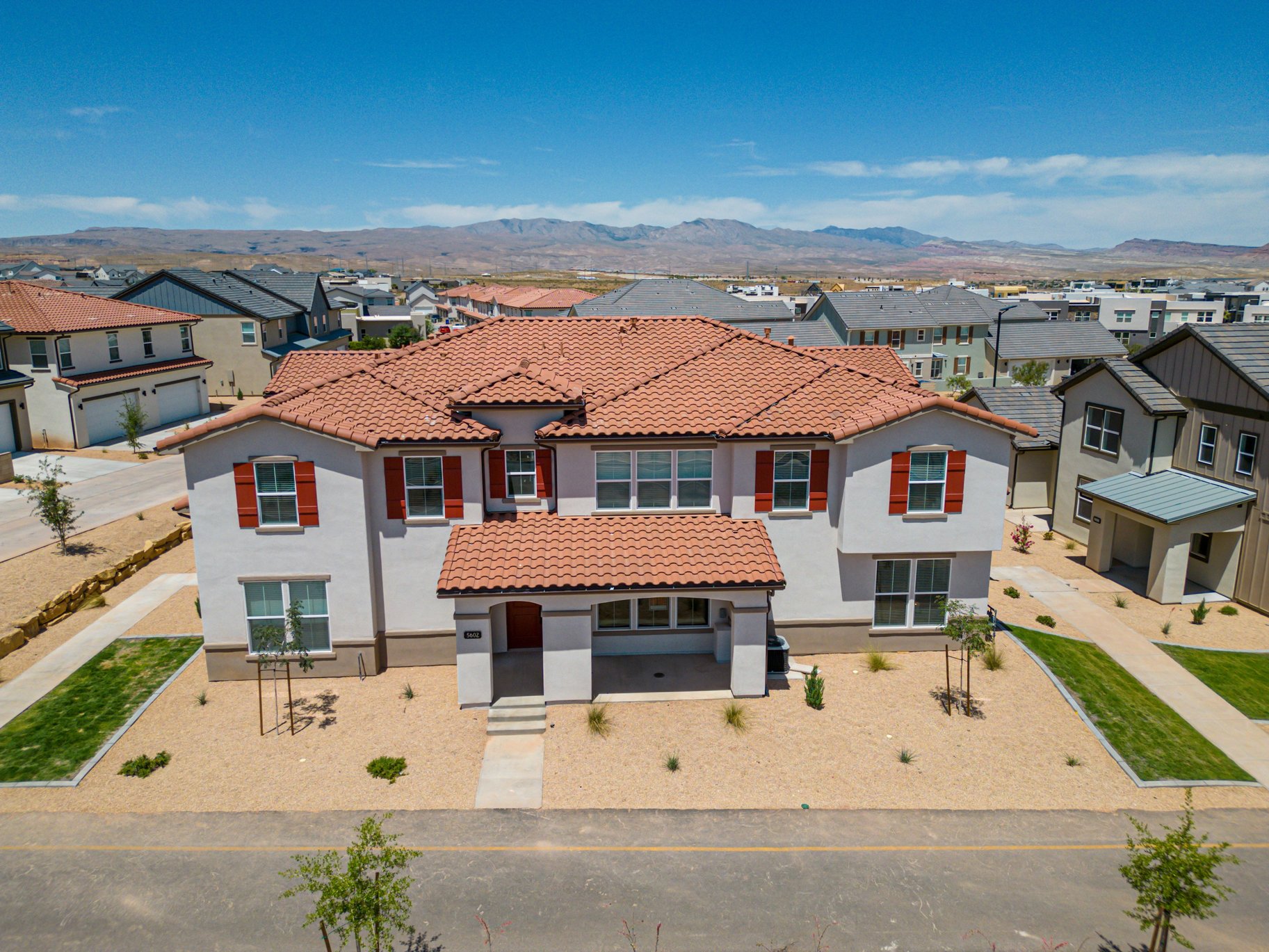  Move-in ready. Desert Color - Furnished 3 bed townhome - 物件實景