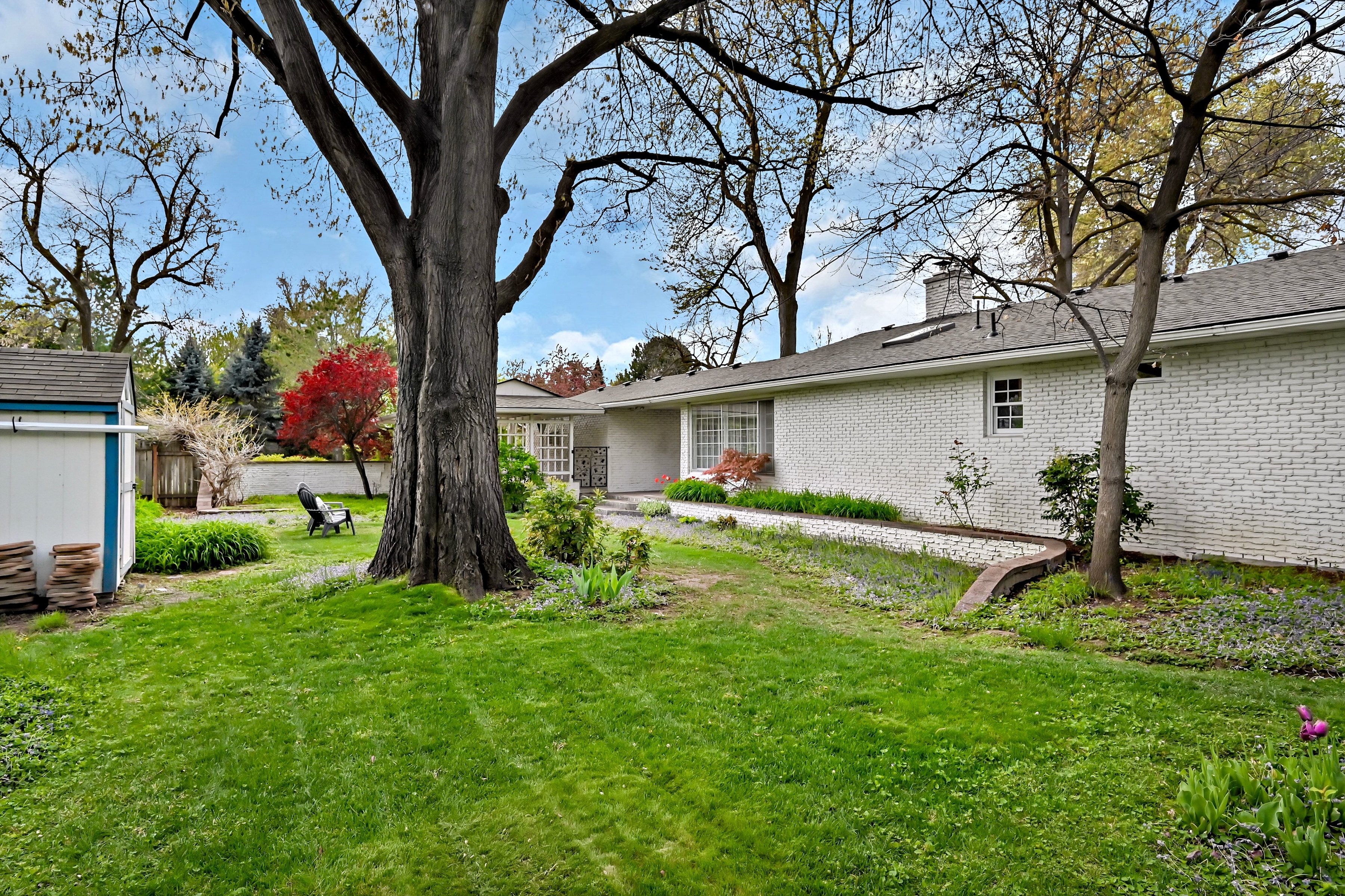  Storybook Single-Level Brick Cottage with Privacy and Expansive Gardens - 物件實景