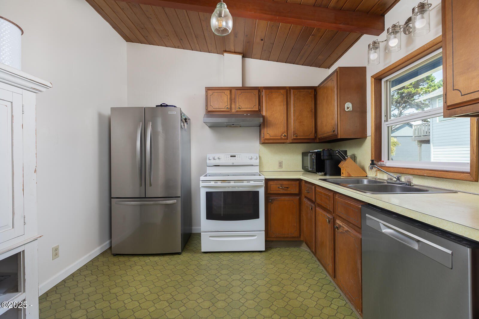 Lincoln City, Oregon, 97367, United States, 3 Bedrooms Bedrooms, ,Residential,For Sale,1939993