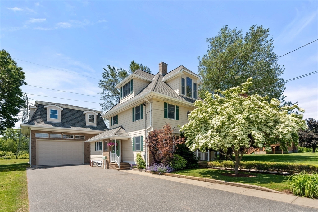 Swansea, Massachusetts, 02777, United States, 3 Bedrooms Bedrooms, ,2 BathroomsBathrooms,Residential,For Sale,1847611