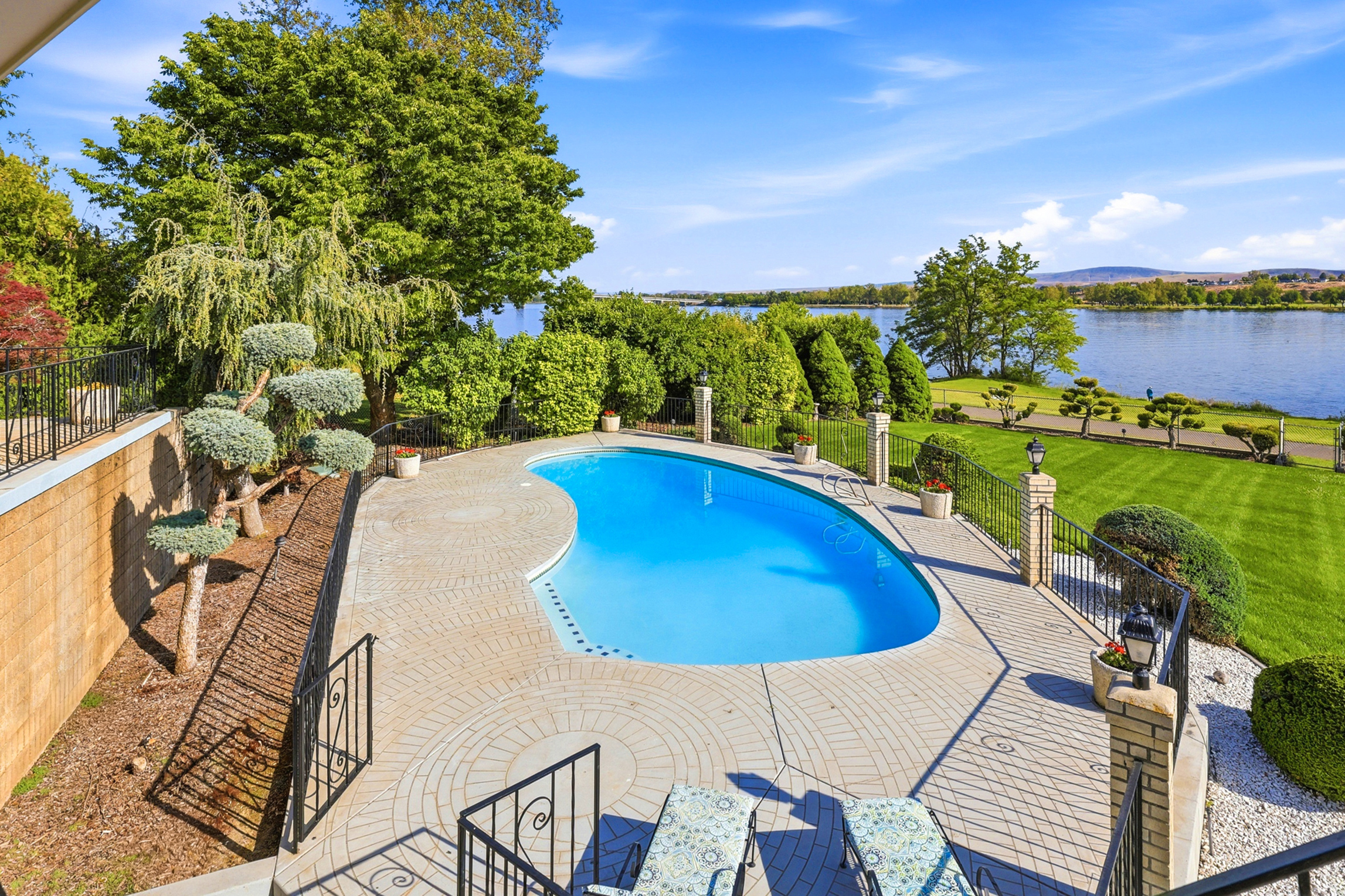  Prime Columbia River Frontage, Pool, large lot - 物件實景