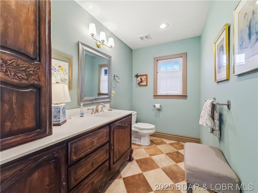 Camdenton, Missouri, 65020, United States, 4 Bedrooms Bedrooms, ,5 BathroomsBathrooms,Residential,For Sale,1989122