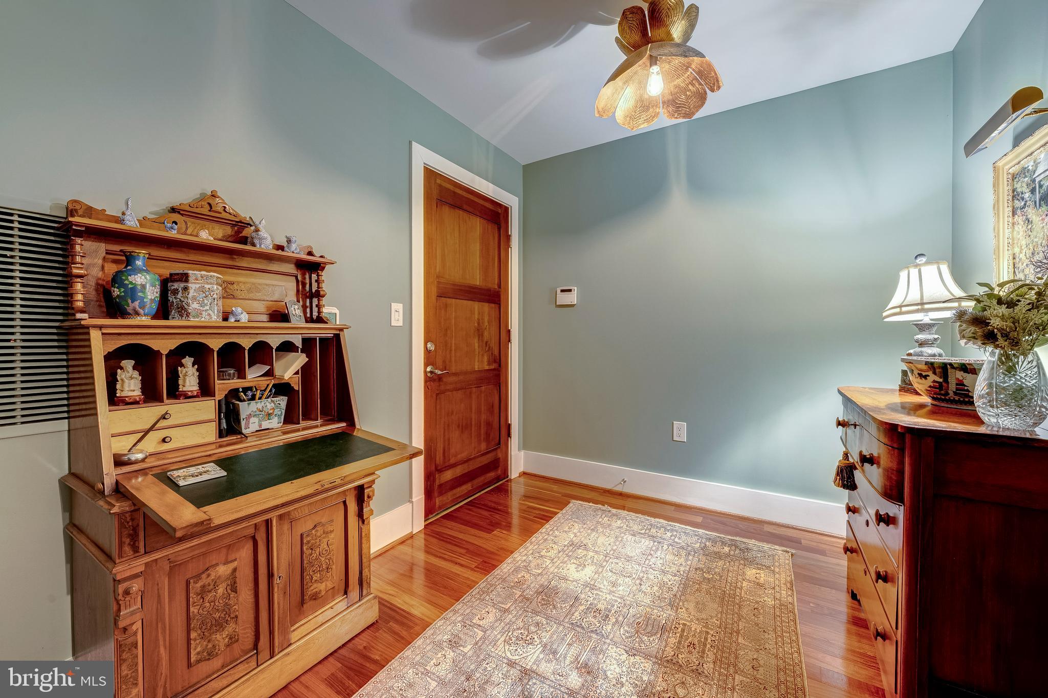 Arlington, Virginia, 22209, United States, 2 Bedrooms Bedrooms, ,2 BathroomsBathrooms,Residential,For Sale,1992776