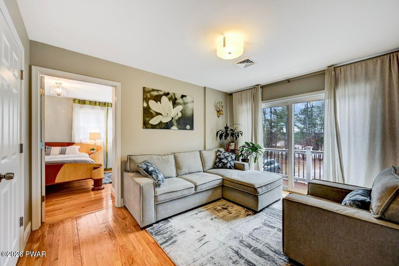 Milford, Pennsylvania, 18337, United States, 3 Bedrooms Bedrooms, ,3 BathroomsBathrooms,Residential,For Sale,2011309