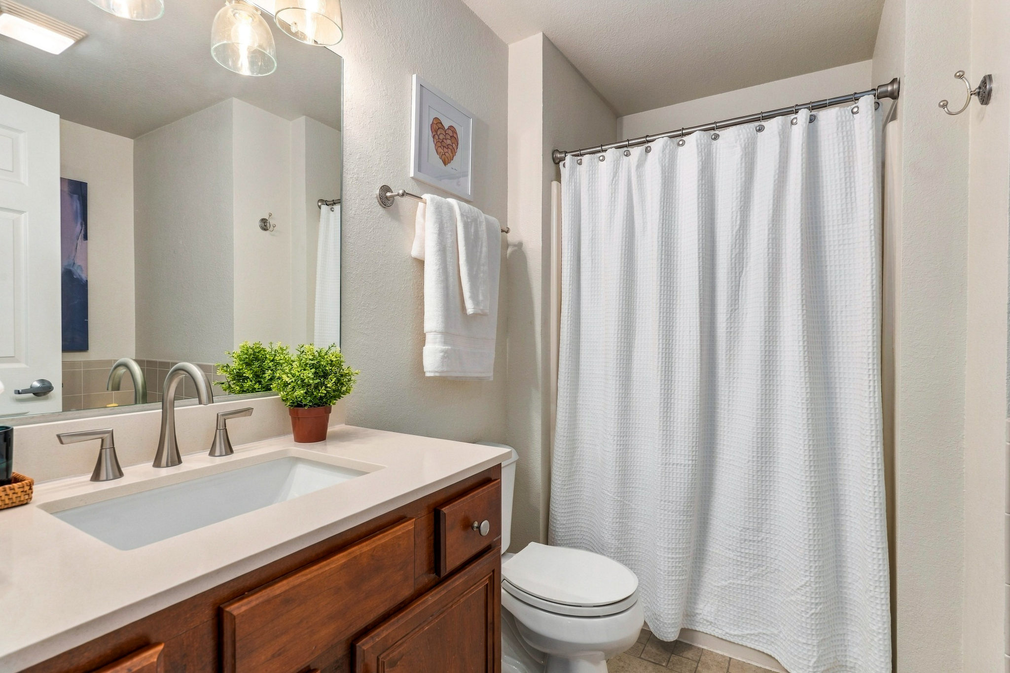  Pewaukee Condo with Scenic Pond Views & Resort Amenities - 物件實景