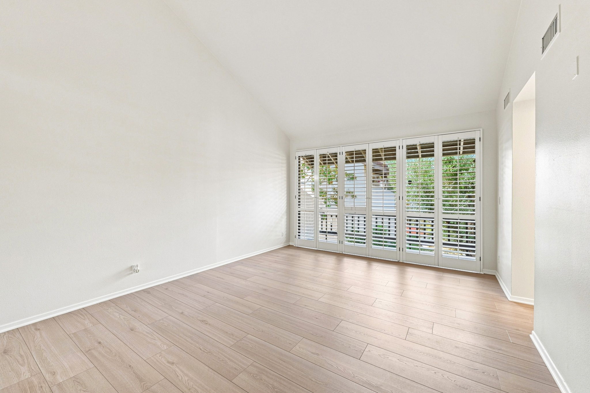  21801 Burbank Boulevard, 83 - 物件實景
