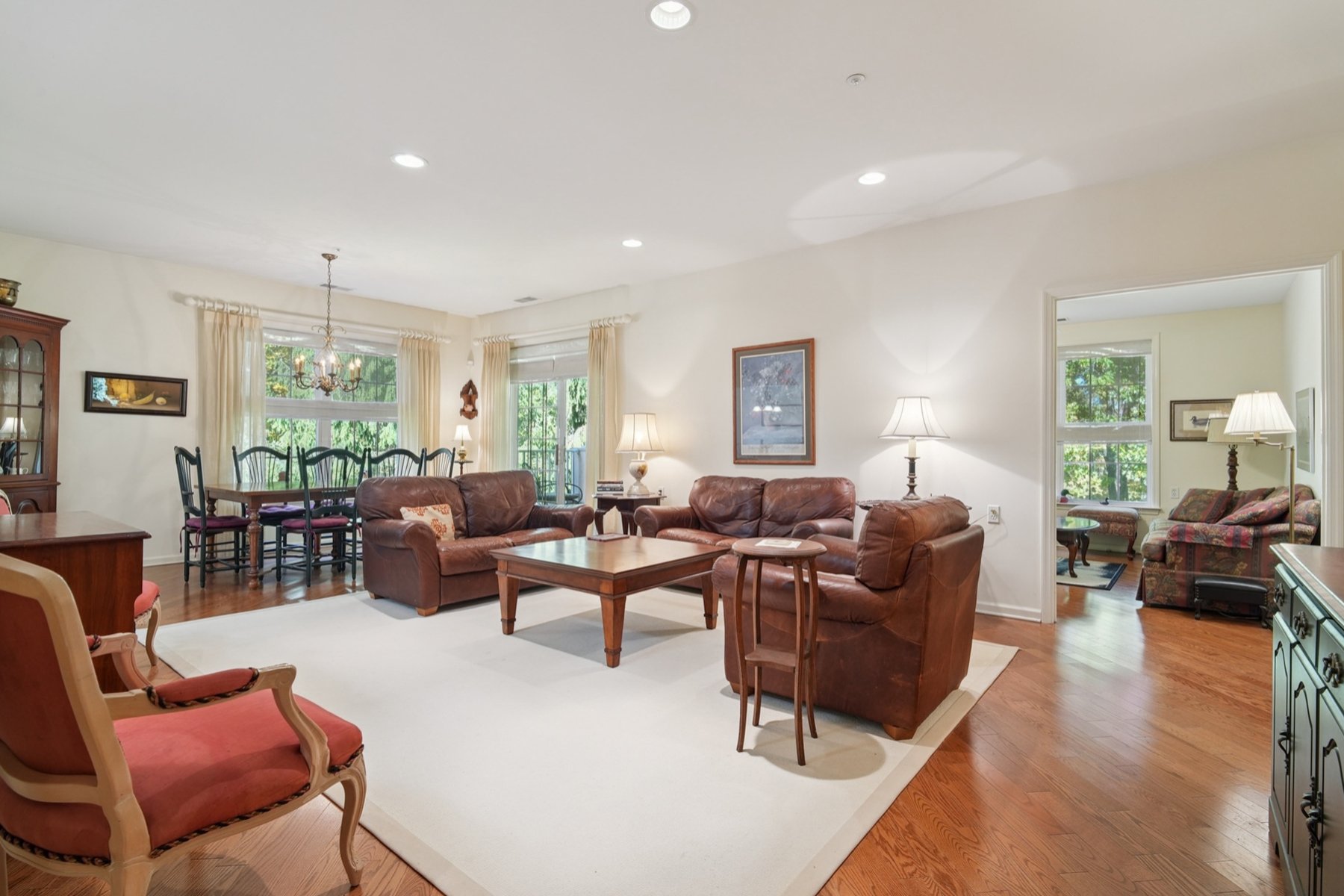  One Floor ?Fox Hills? Corner Unit Offers Many Available Amenities - 物件實景