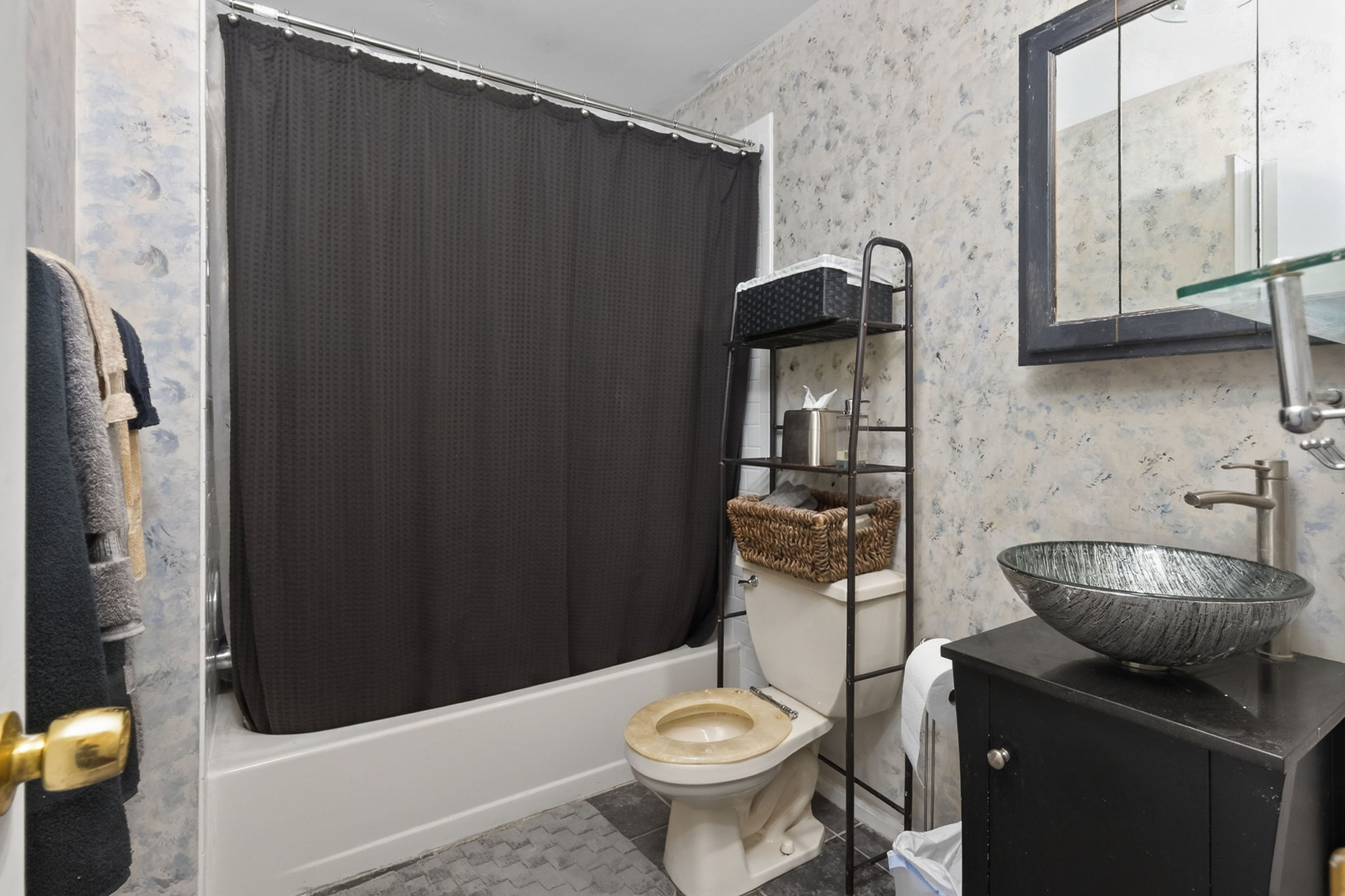  ?Village Green? Second Floor Condominium - 物件實景