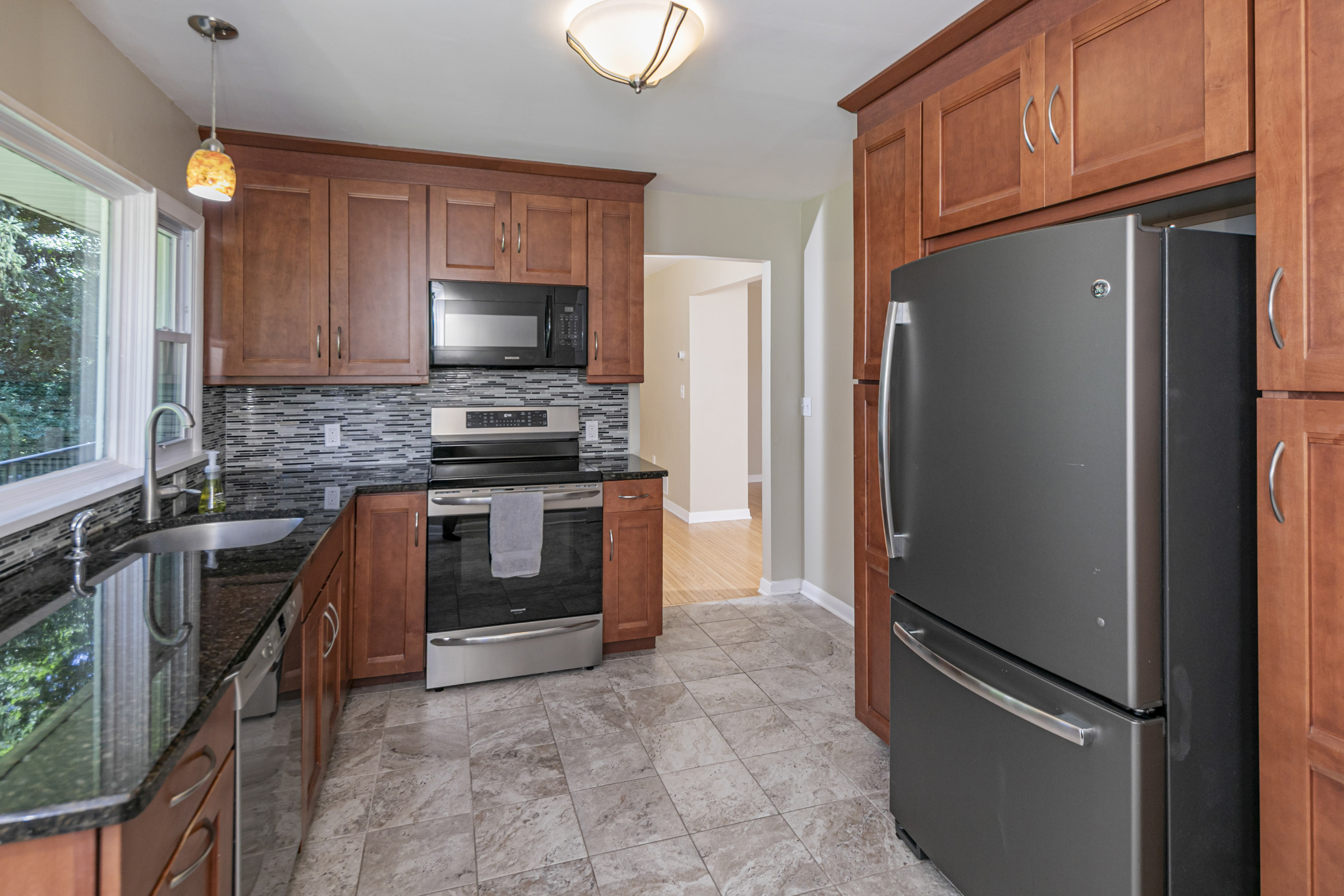  Move-In Ready Ranch in a Terrific Location - 物件實景