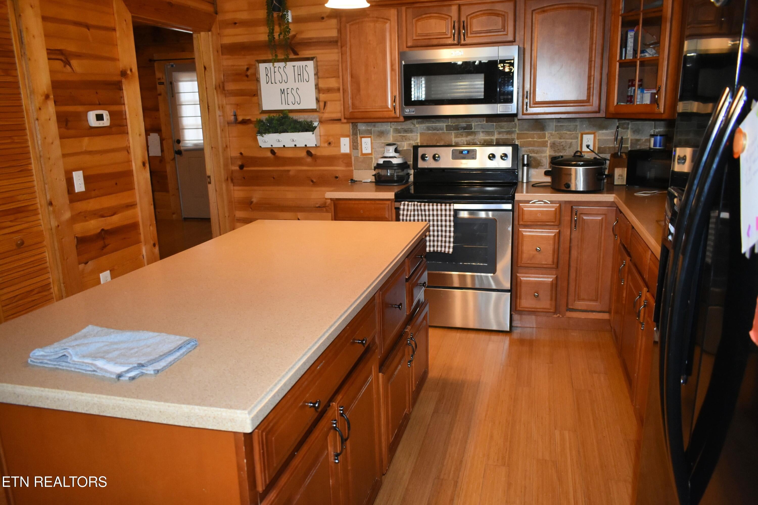 New Tazewell, Tennessee, 37825, United States, 3 Bedrooms Bedrooms, ,3 BathroomsBathrooms,Residential,For Sale,1961424