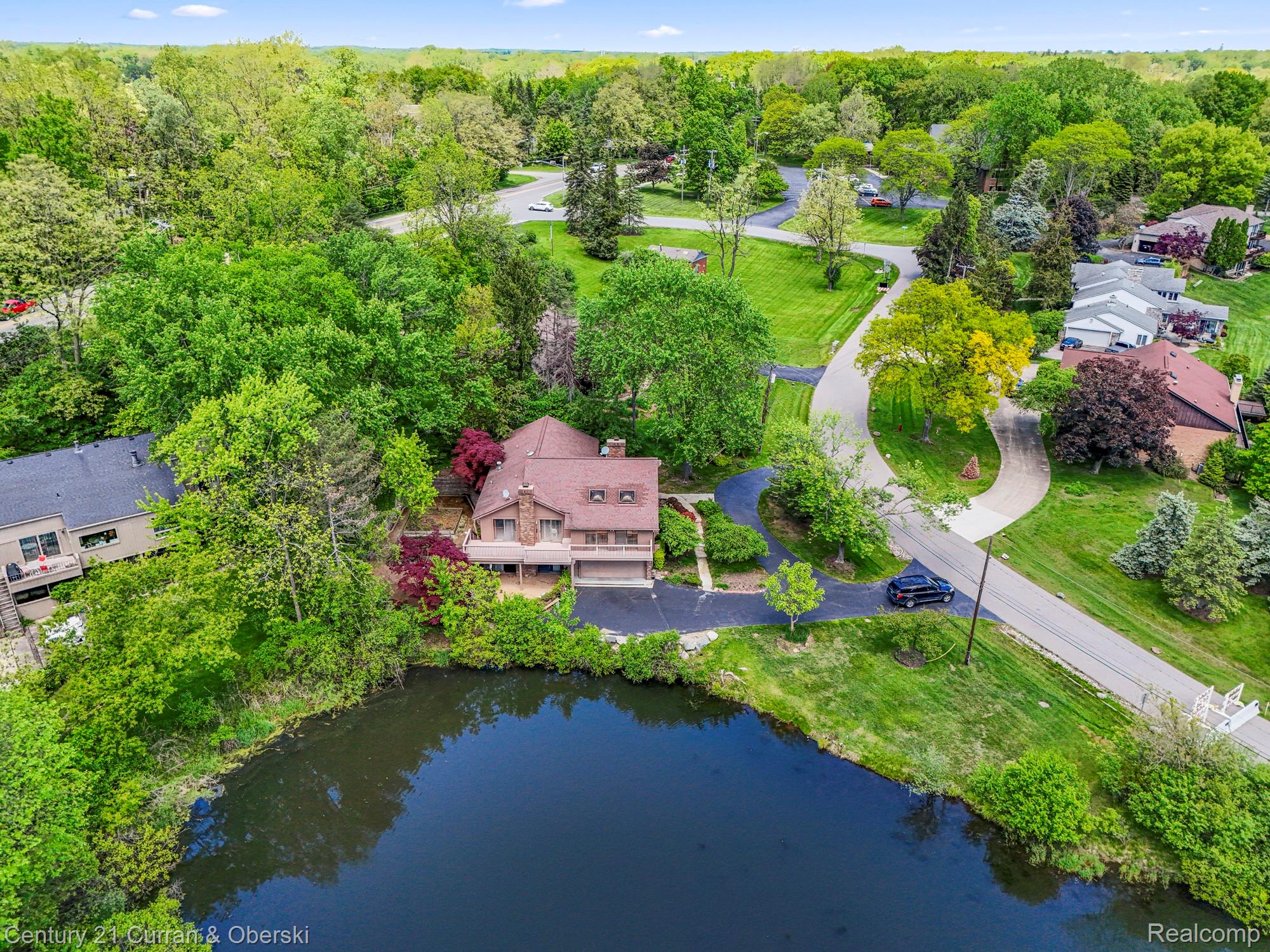 West Bloomfield Charter Township, Michigan, 48323, United States, 4 Bedrooms Bedrooms, ,4 BathroomsBathrooms,Residential,For Sale,1942642