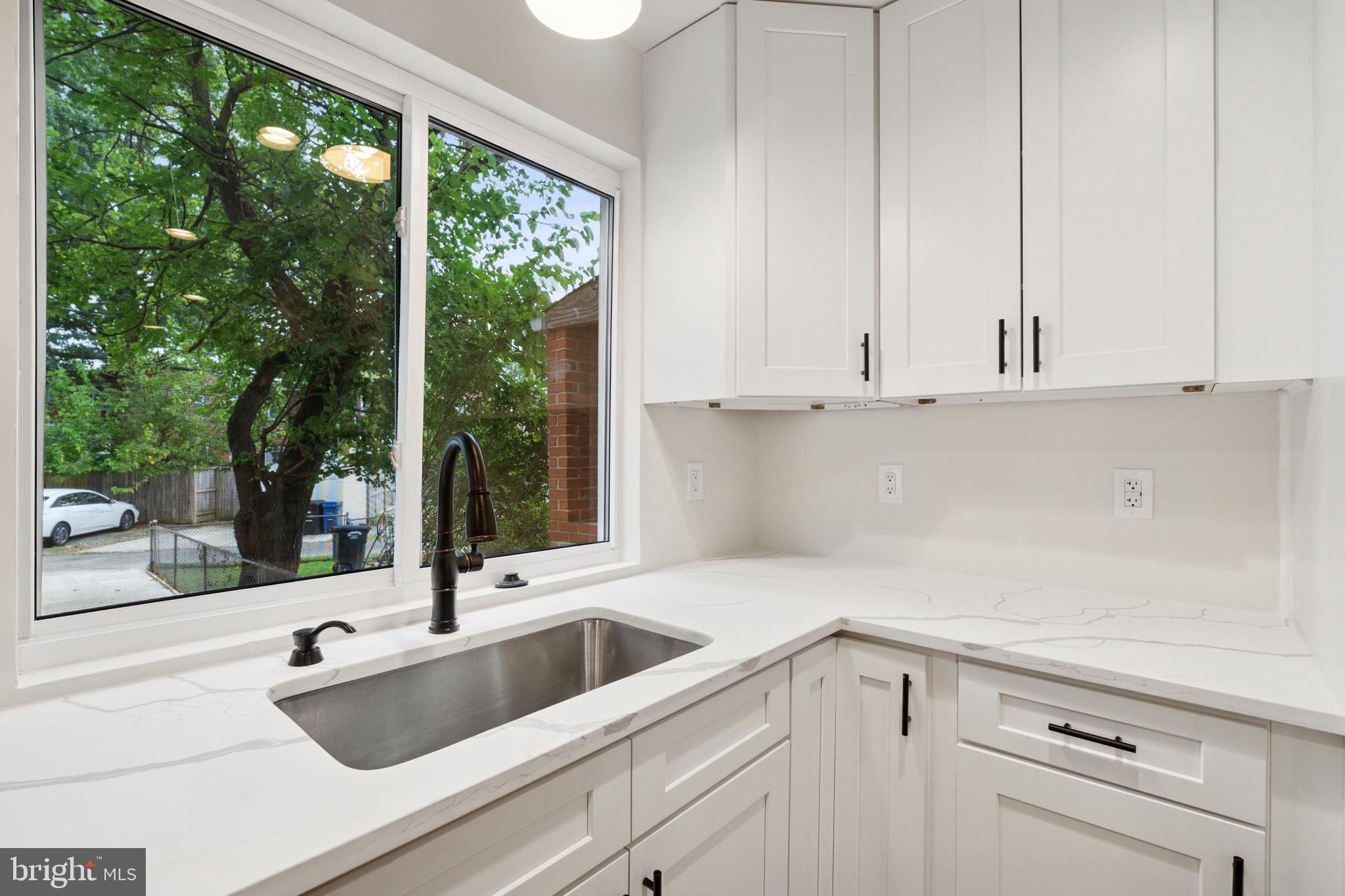 Alexandria, Virginia, 22305, United States, 2 Bedrooms Bedrooms, ,2 BathroomsBathrooms,Residential,For Sale,1944673