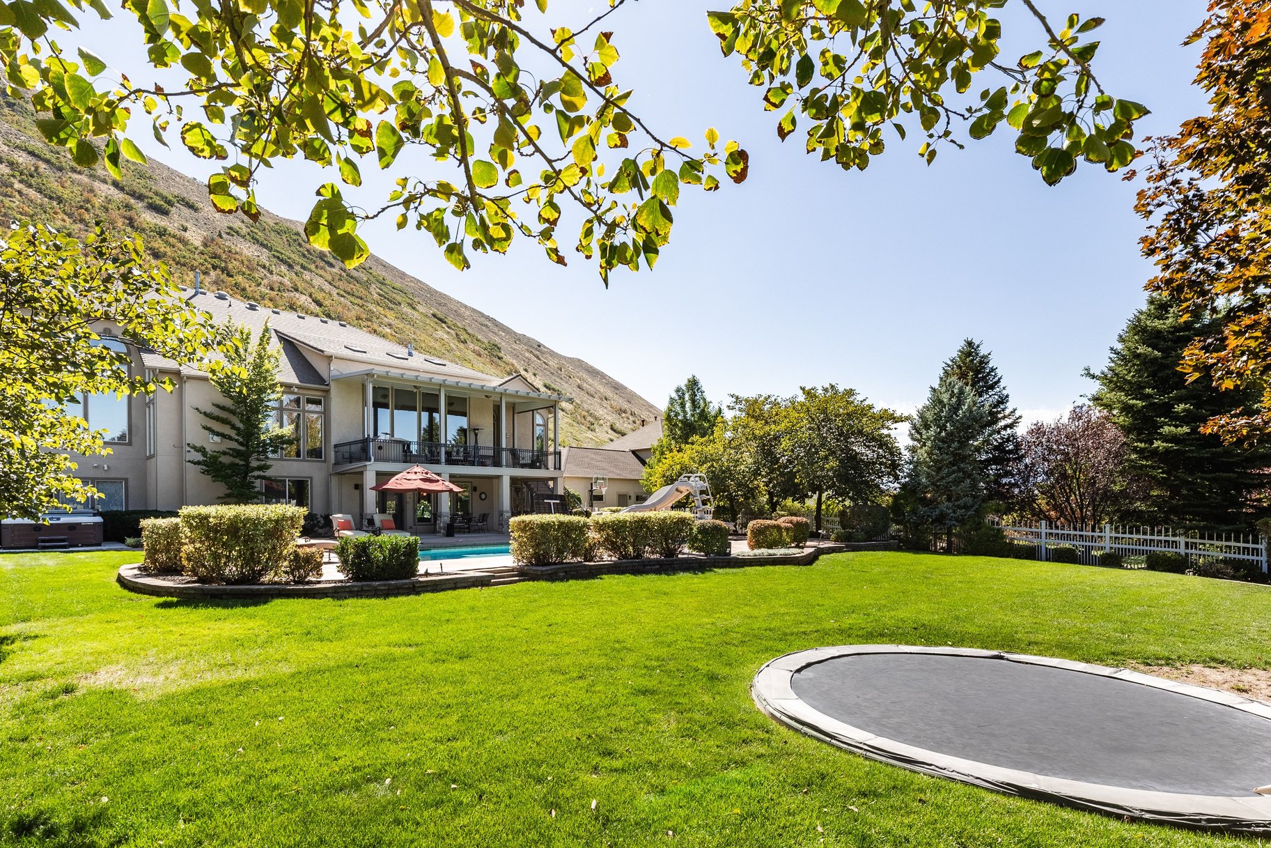  Stately Gated-Community Estate on Nearly Half an Acre: Vaulted Ceilings, Valley - 物件實景