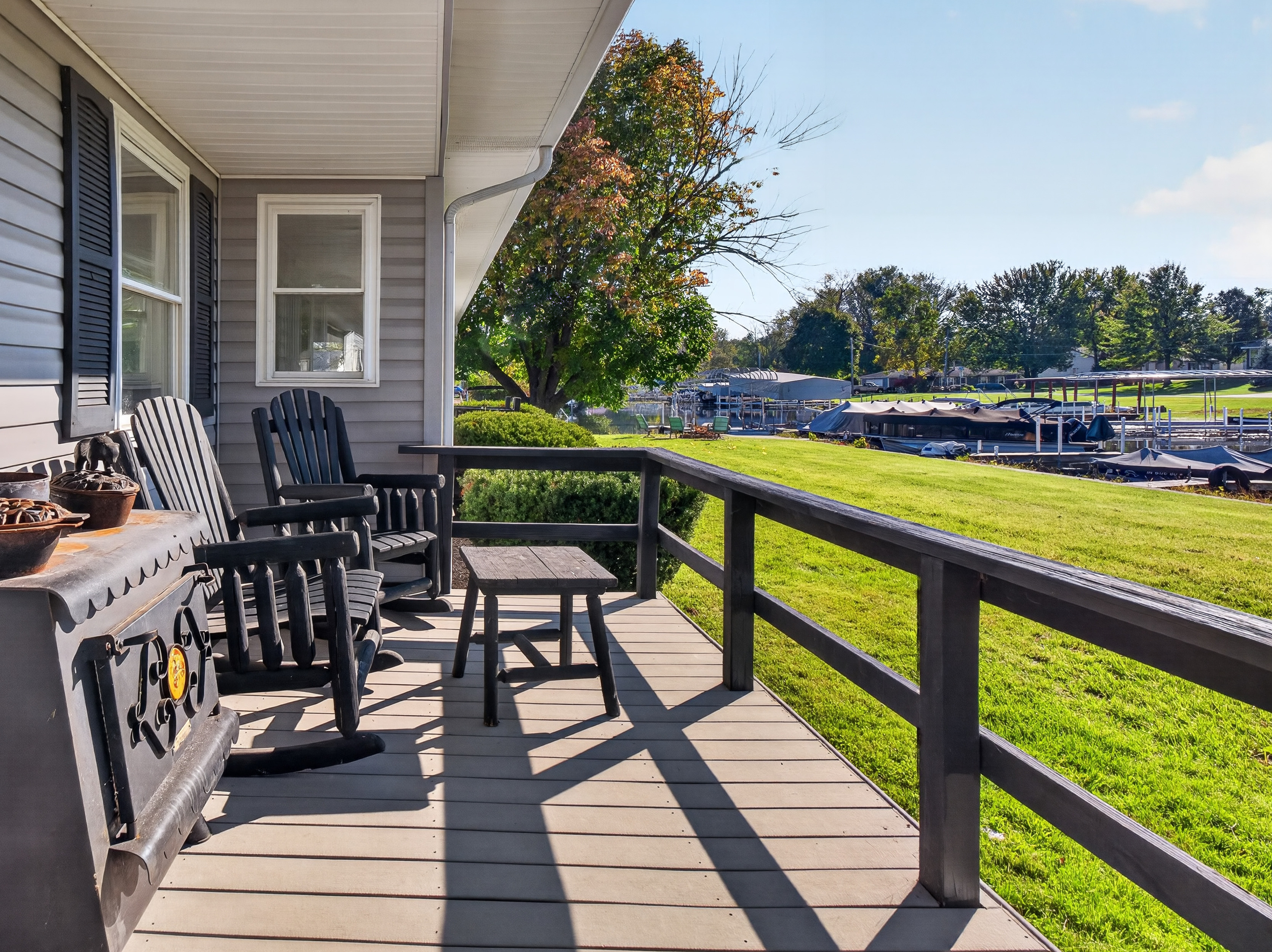  Beautifully Remodeled 4 Bedroom Home Featuring Lakefront Living - 物件實景