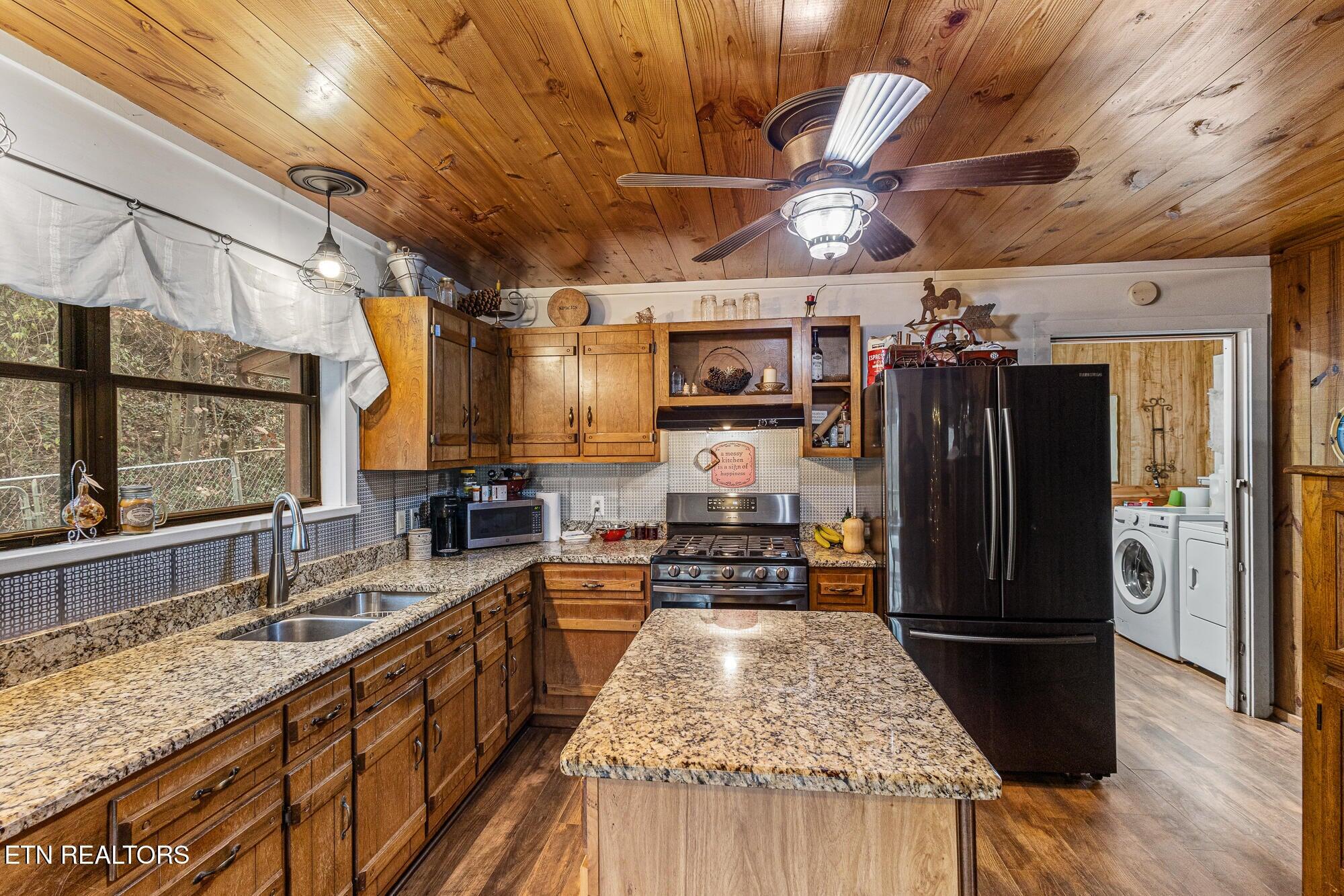 Englewood, Tennessee, 37329, United States, 2 Bedrooms Bedrooms, ,3 BathroomsBathrooms,Residential,For Sale,2002536