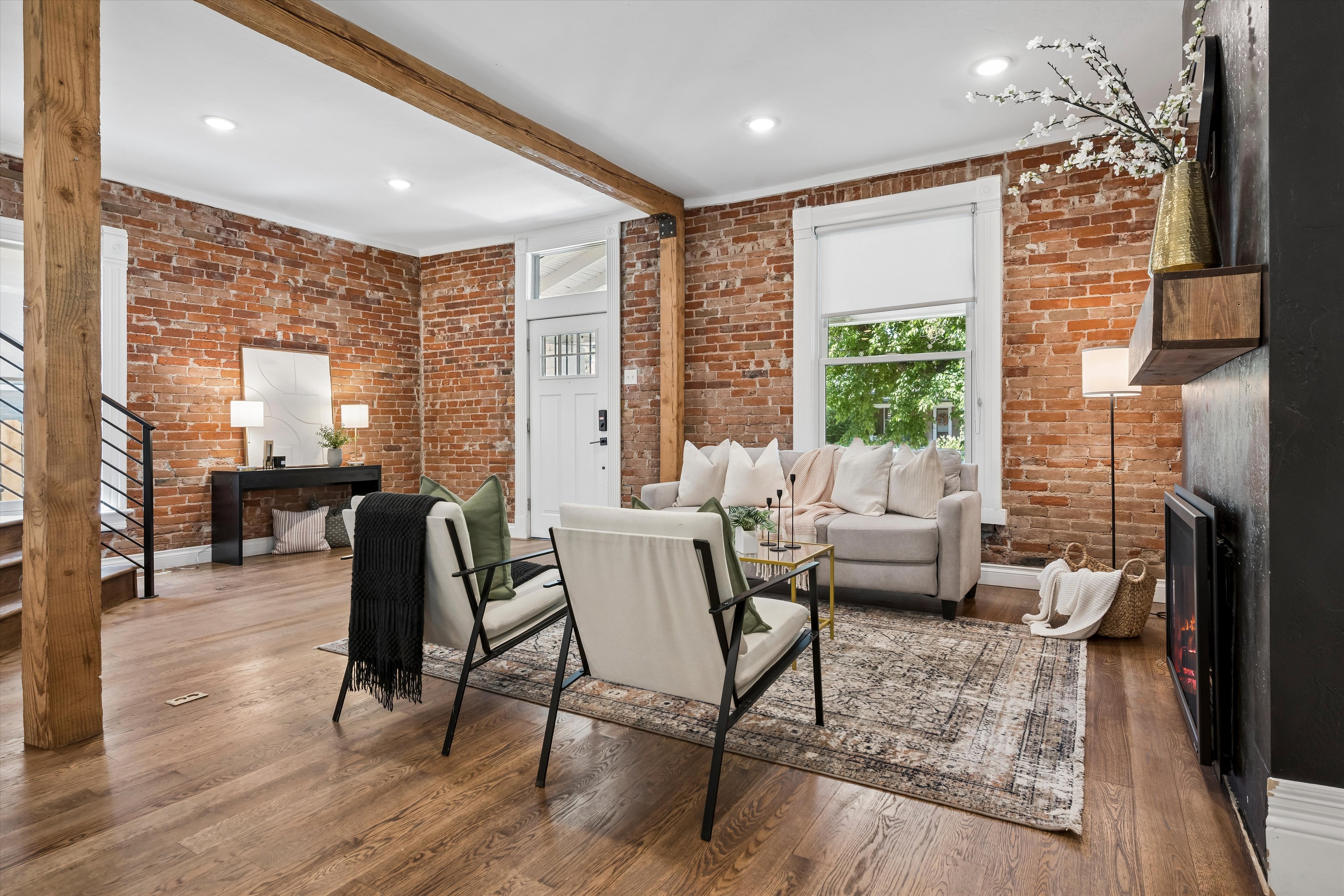  Beautifully reimagined Victorian seamlessly blends historic charm & modern livin - 物件實景