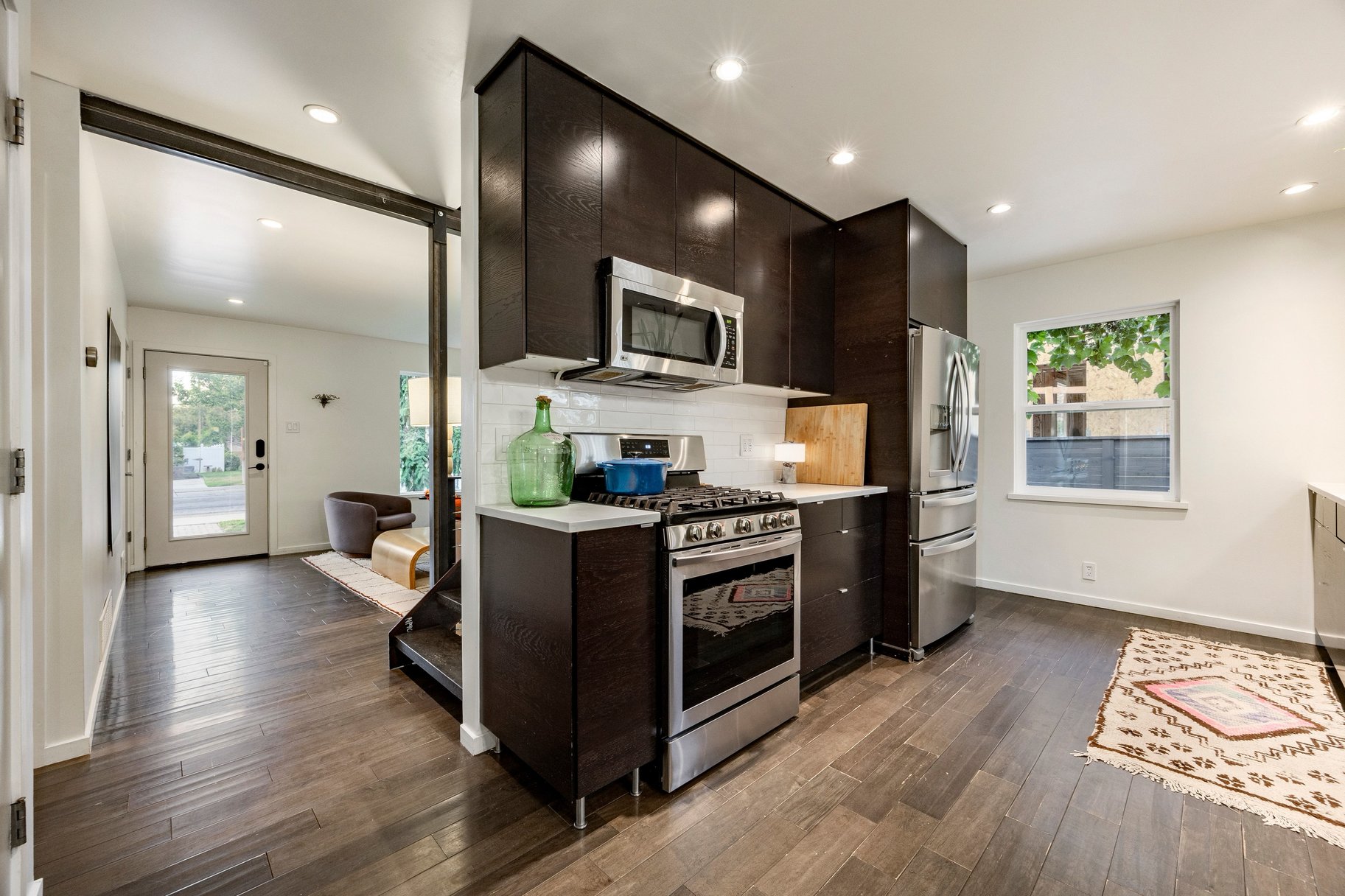  Spacious Millcreek Bungalow with Expansive Backyard & 2-Car Garage - 物件實景