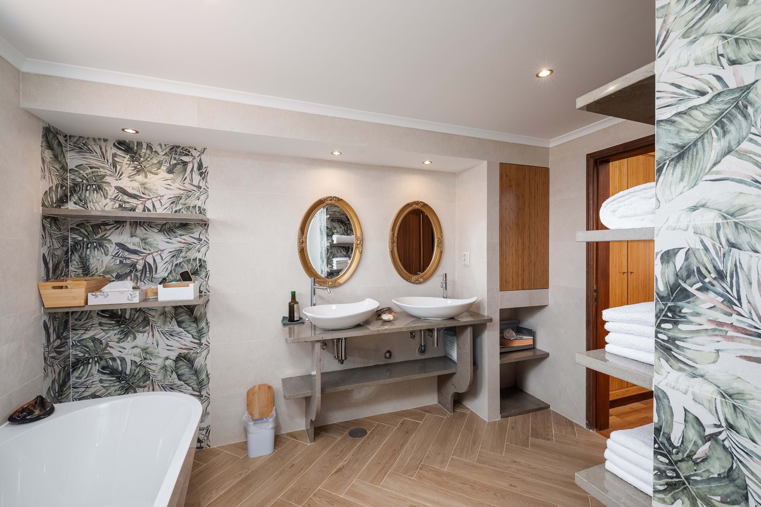 Cascais, Lisbon, 2765-574, PT, 8 Bedrooms Bedrooms, ,3 BathroomsBathrooms,Residential,For Sale,1908272