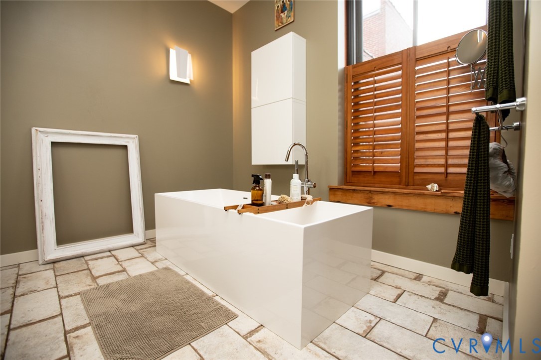 Farmville, Virginia, 23901, United States, 3 Bedrooms Bedrooms, ,3 BathroomsBathrooms,Residential,For Sale,1981150