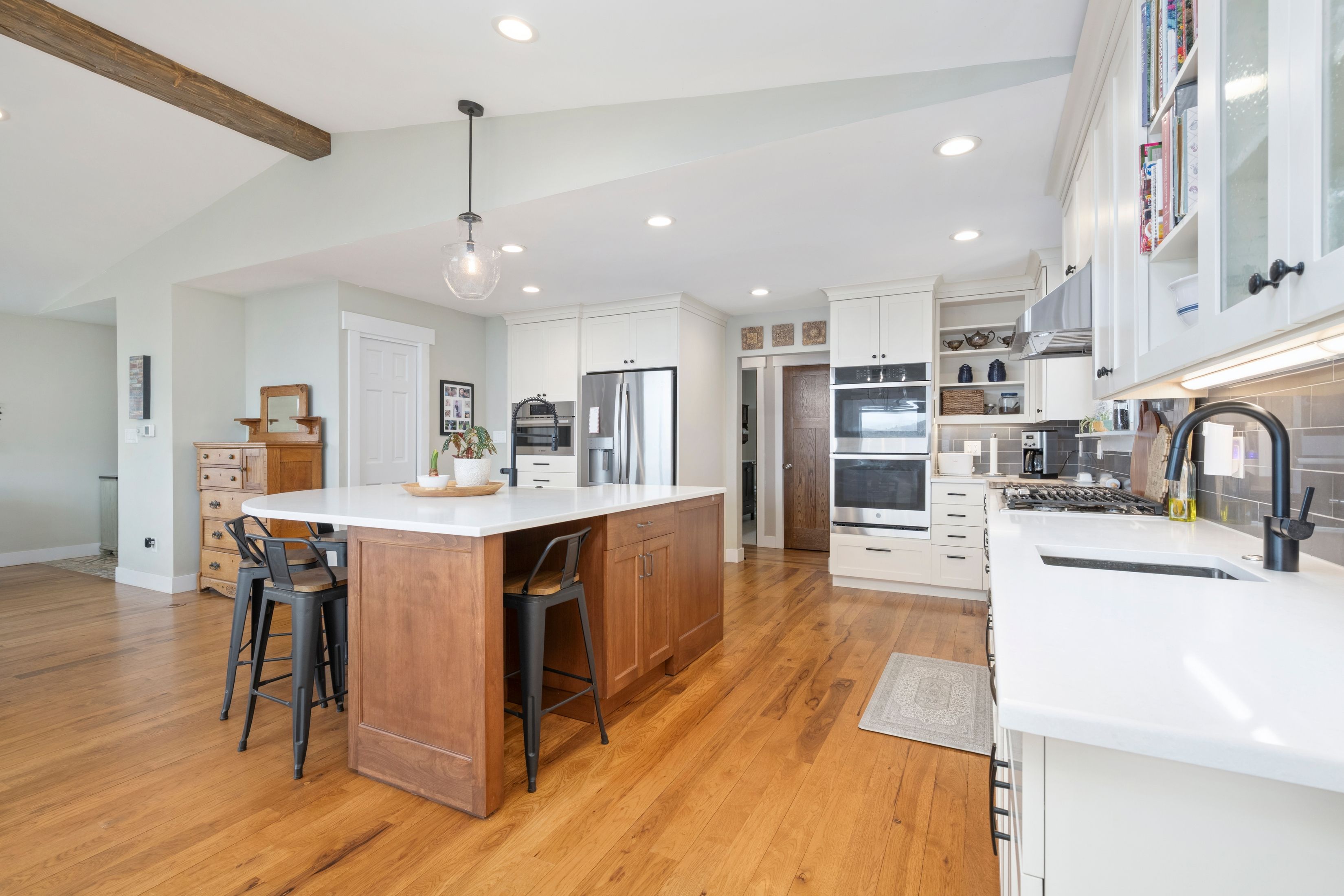  Beautifully Updated Raised Ranch, Perfectly Positioned to Capture Views - 物件實景