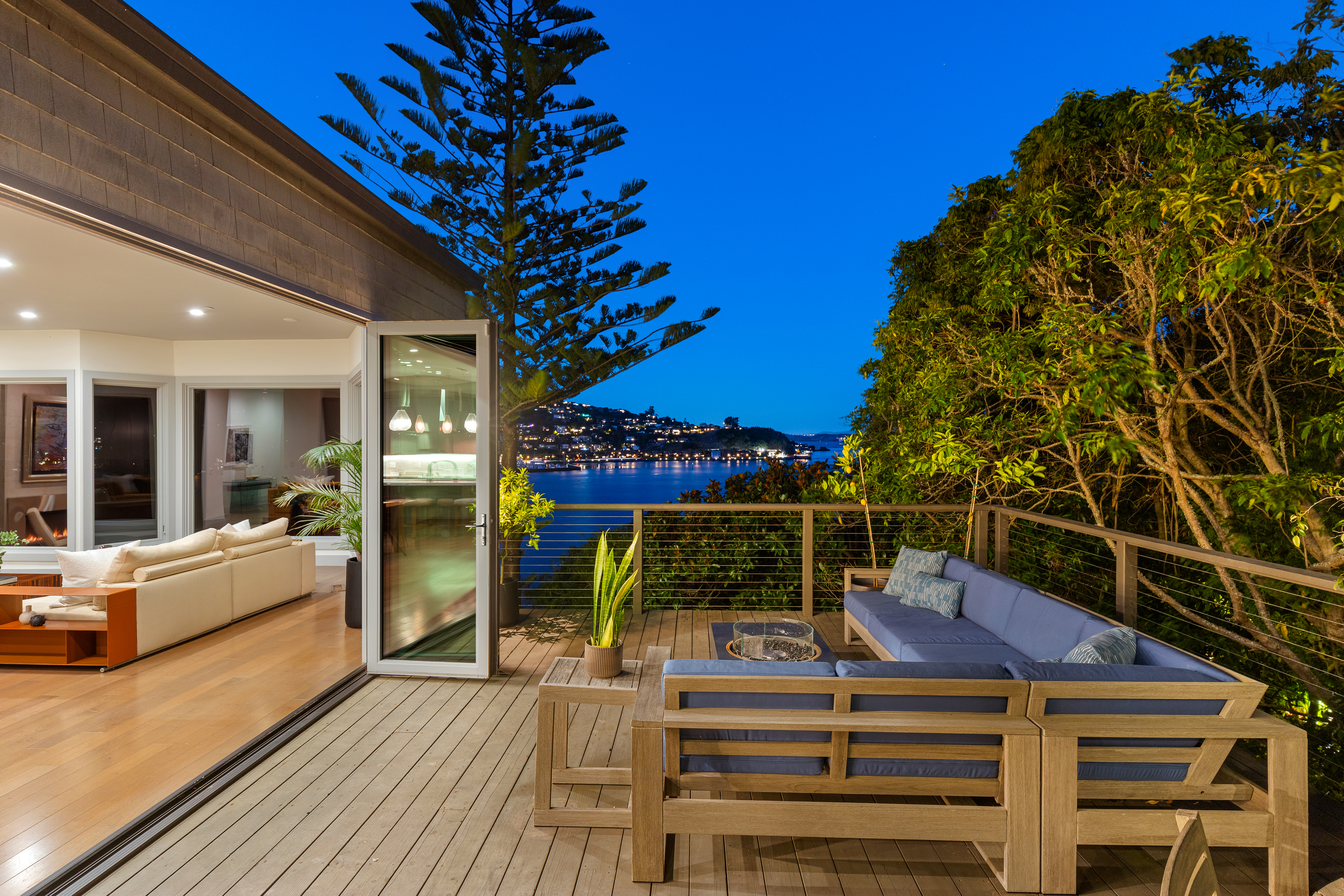  Coastal Living on Coveted Beach Road - 物件實景