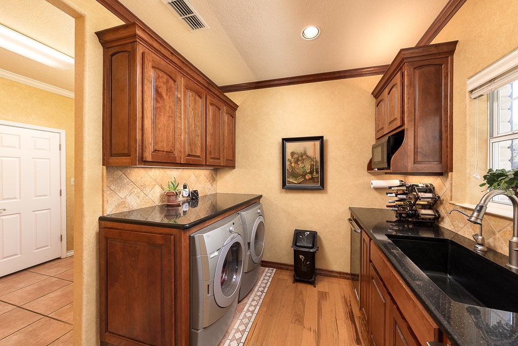 Kerrville, Texas, 78028, United States, 4 Bedrooms Bedrooms, ,4 BathroomsBathrooms,Residential,For Sale,1710846