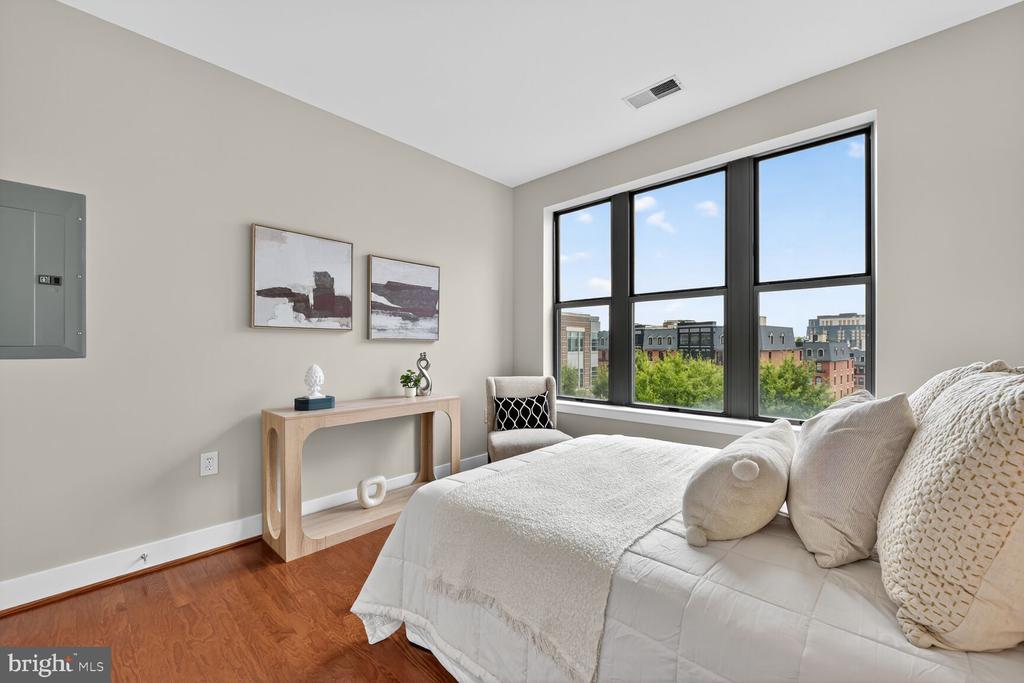 Arlington, Virginia, 22201, United States, 2 Bedrooms Bedrooms, ,2 BathroomsBathrooms,Residential,For Sale,1927773