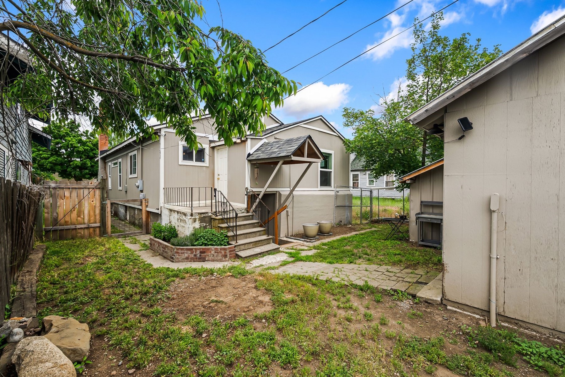  2621 W Sharp Ave - 物件實景