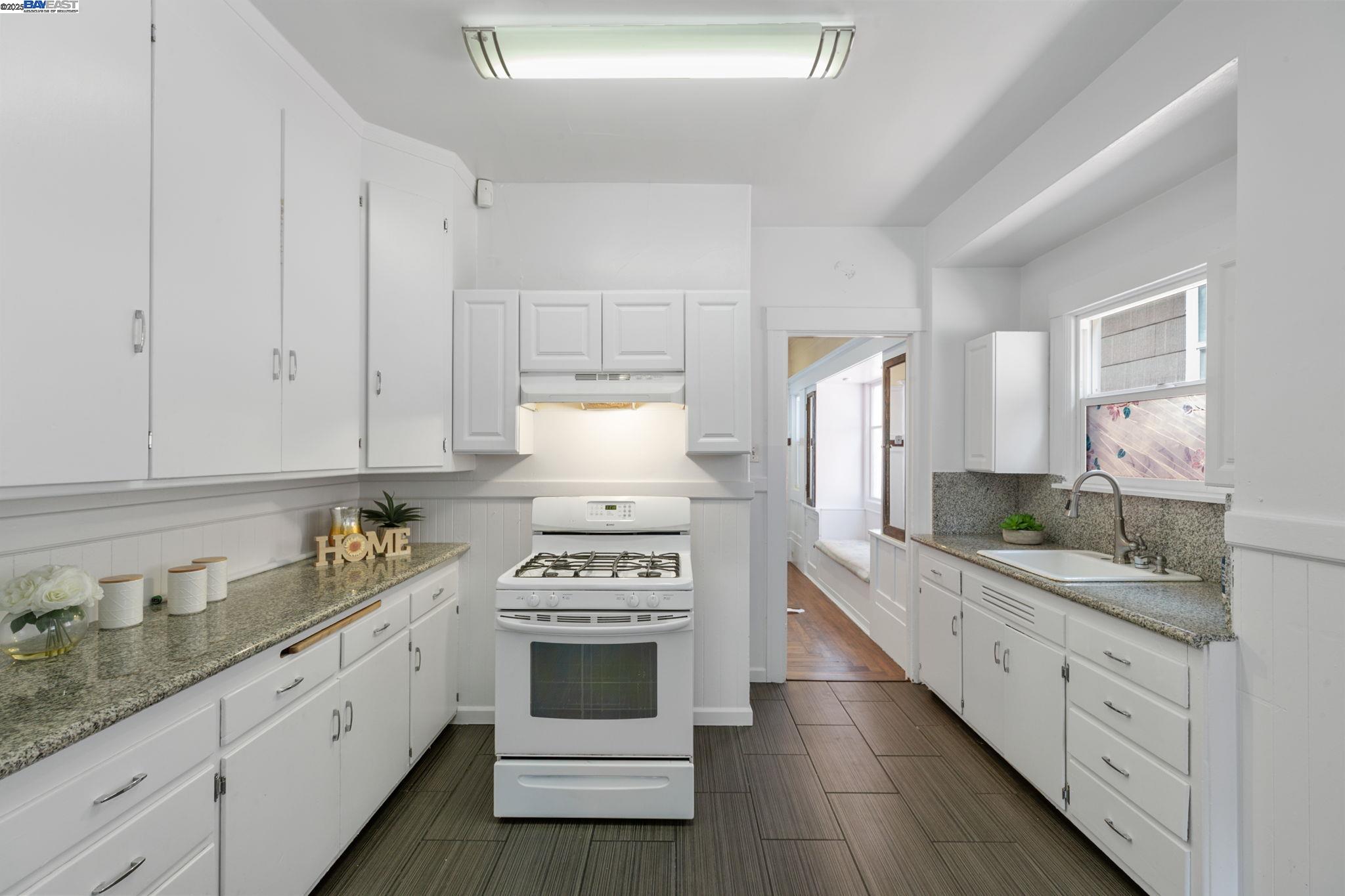 Oakland, California, 94606, United States, 3 Bedrooms Bedrooms, ,2 BathroomsBathrooms,Residential,For Sale,1839089