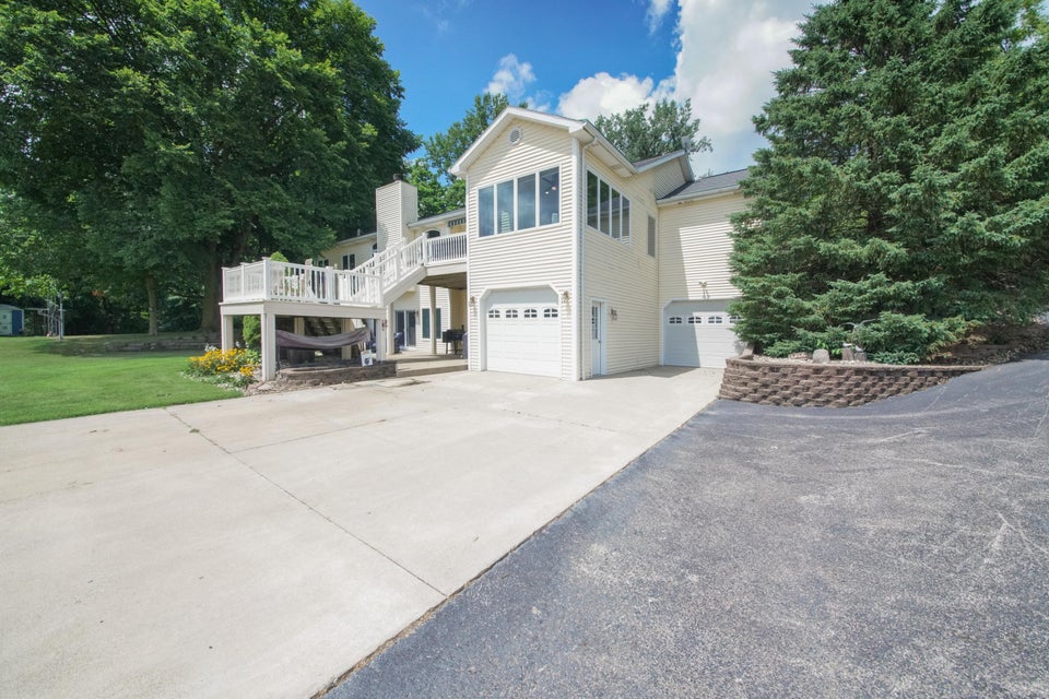 Eau Claire, Michigan, 49111, United States, 4 Bedrooms Bedrooms, ,4 BathroomsBathrooms,Residential,For Sale,1906771