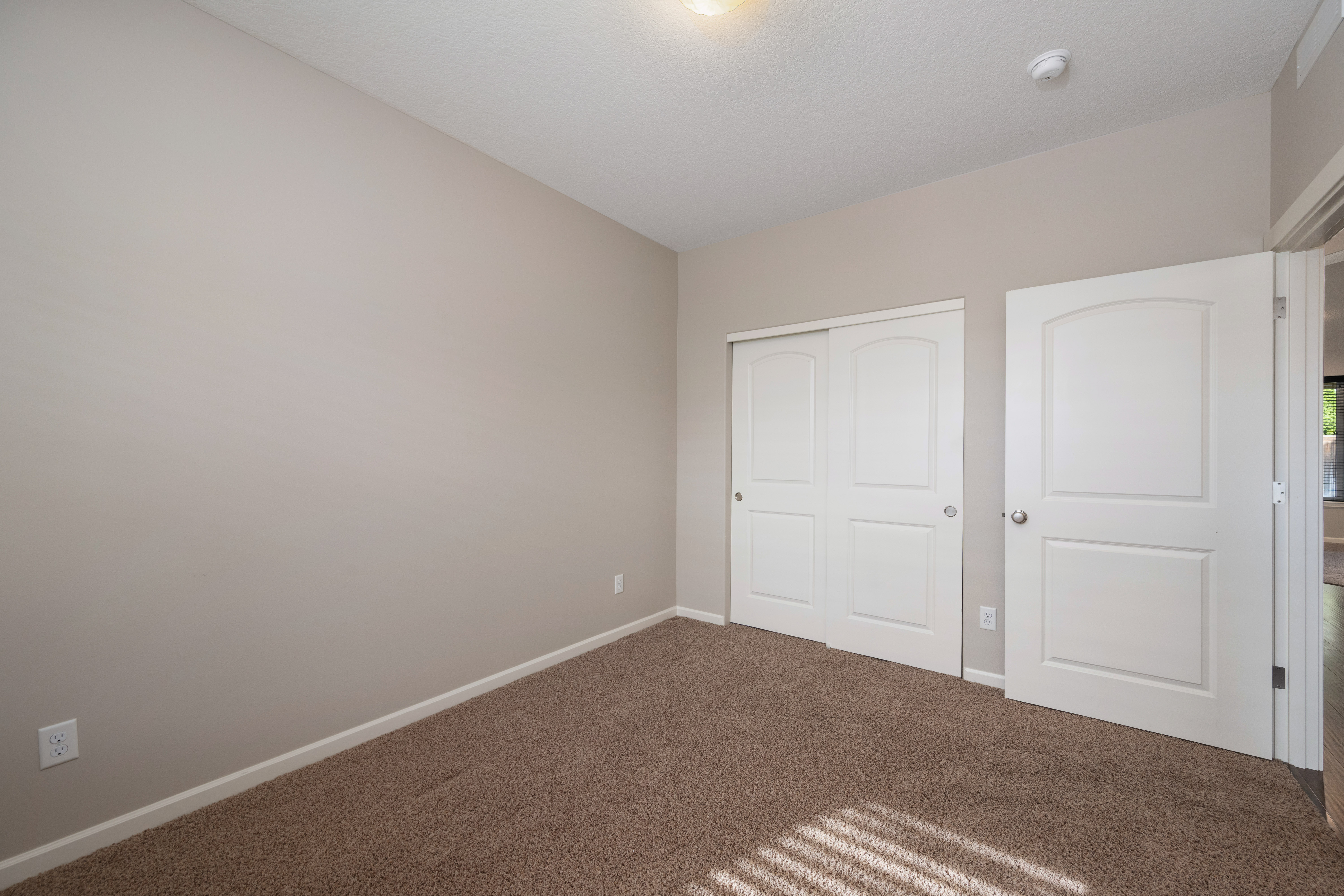  Welcome to this well-maintained 3-bedroom, 2-bath New Tradition resale - 物件實景