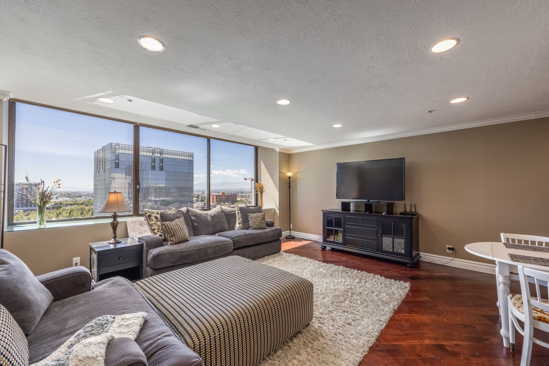  2-Bed Luxury Condo w/ Skyline Views — American Towers - 物件實景