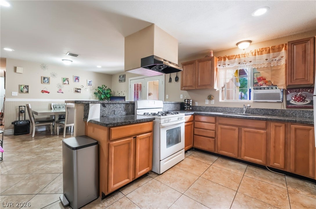 Las Vegas, Nevada, 89104, United States, 6 Bedrooms Bedrooms, ,2 BathroomsBathrooms,Residential,For Sale,2048974