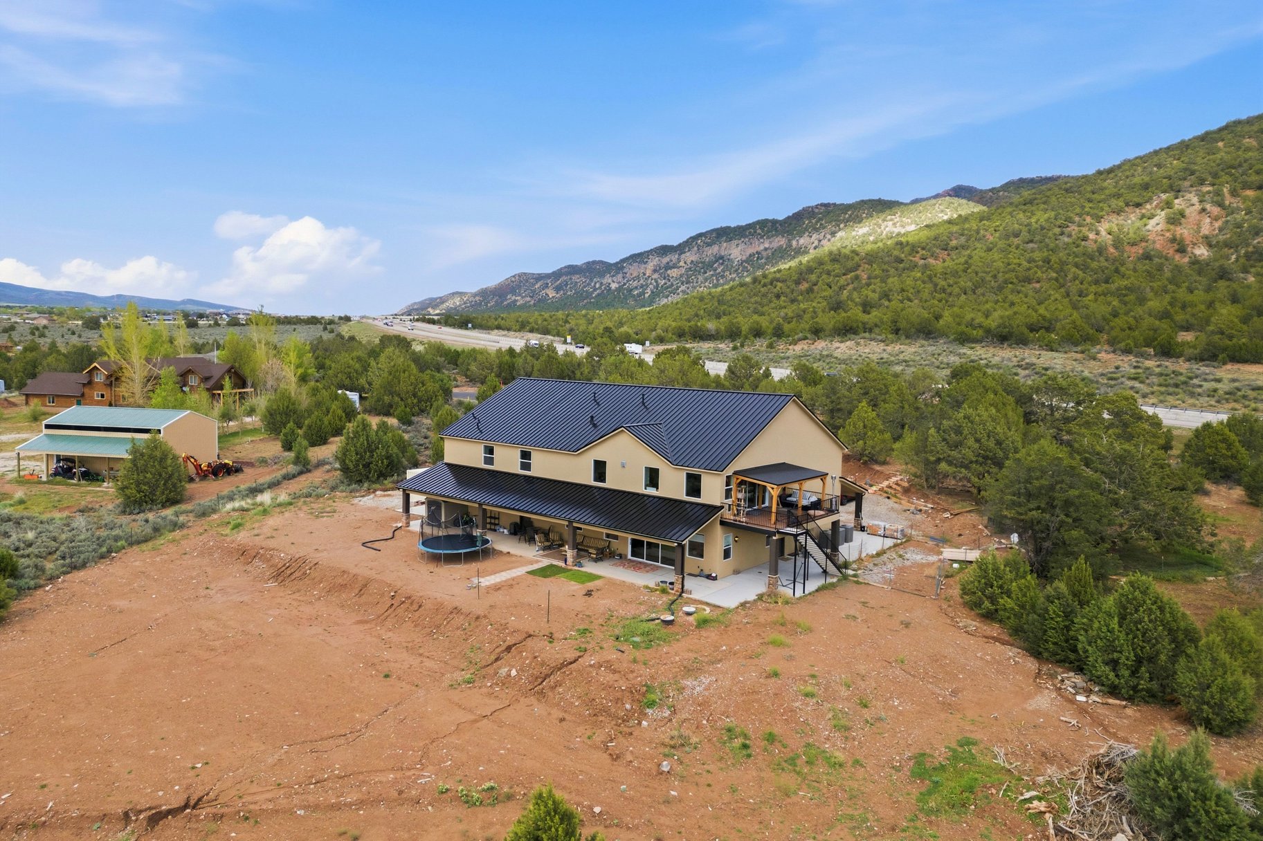  5 Acres • Two Homes In One • Horse Property With Flexible Living Options - 物件實景