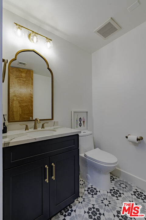 Los Angeles, California, 90010, United States, 3 Bedrooms Bedrooms, ,3 BathroomsBathrooms,Residential,For Sale,1992003