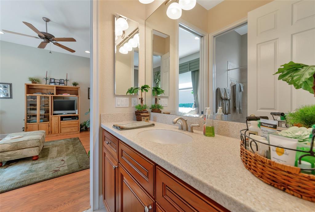 Bradenton, Florida, 34212, United States, 3 Bedrooms Bedrooms, ,3 BathroomsBathrooms,Residential,For Sale,1989547