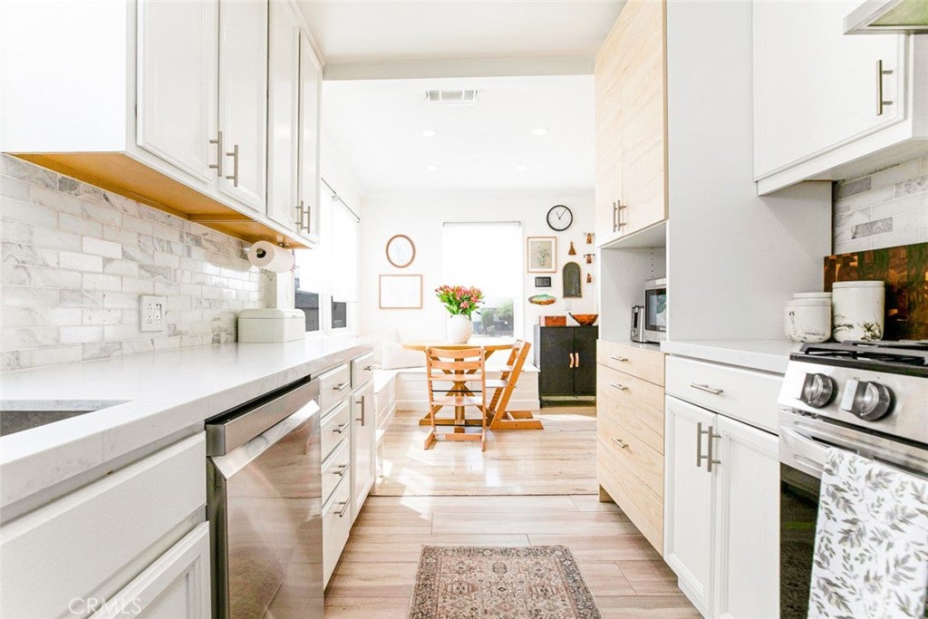 Van Nuys, California, 91402, United States, 3 Bedrooms Bedrooms, ,1 BathroomBathrooms,Residential,For Sale,1949812