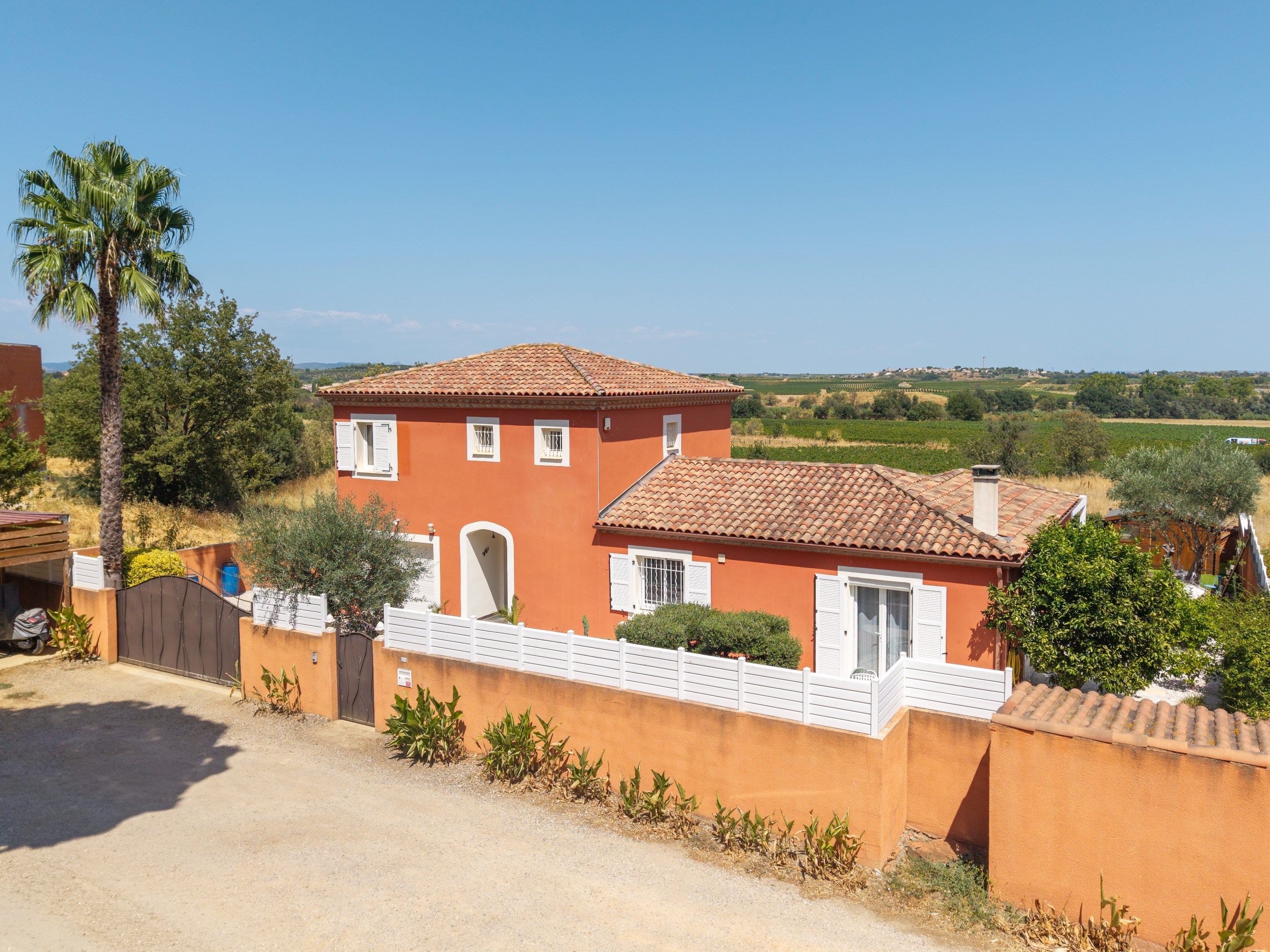 LIGHT-FILLED VILLA WITH POOL AND VINEYARD VIEWS - 物件實景