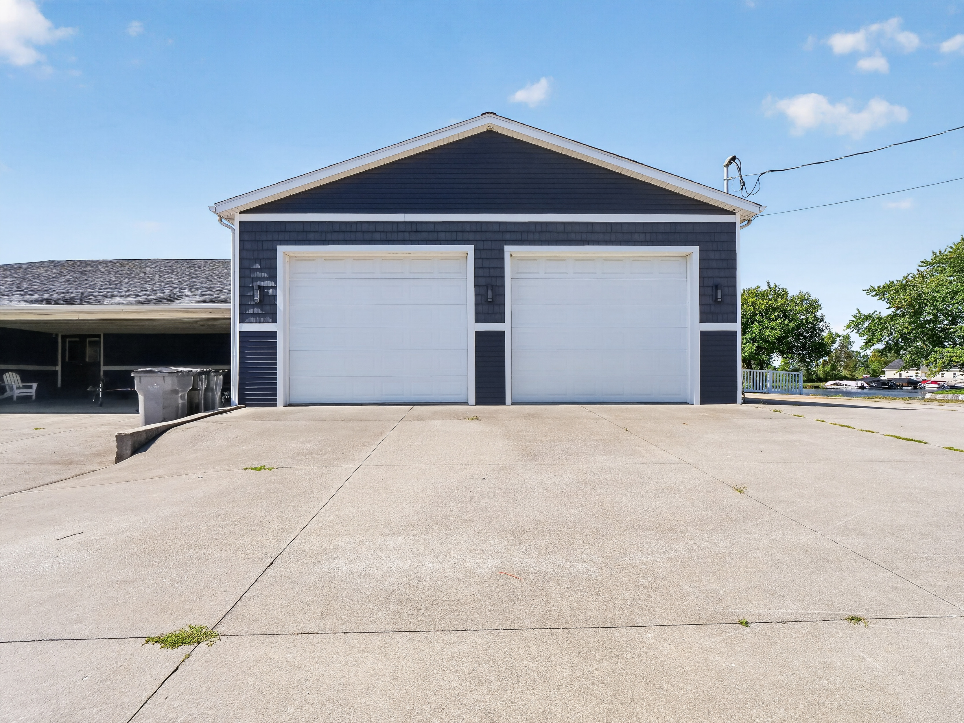  5 Bedroom Home with Lake Wawasee Channel Frontage - 物件實景
