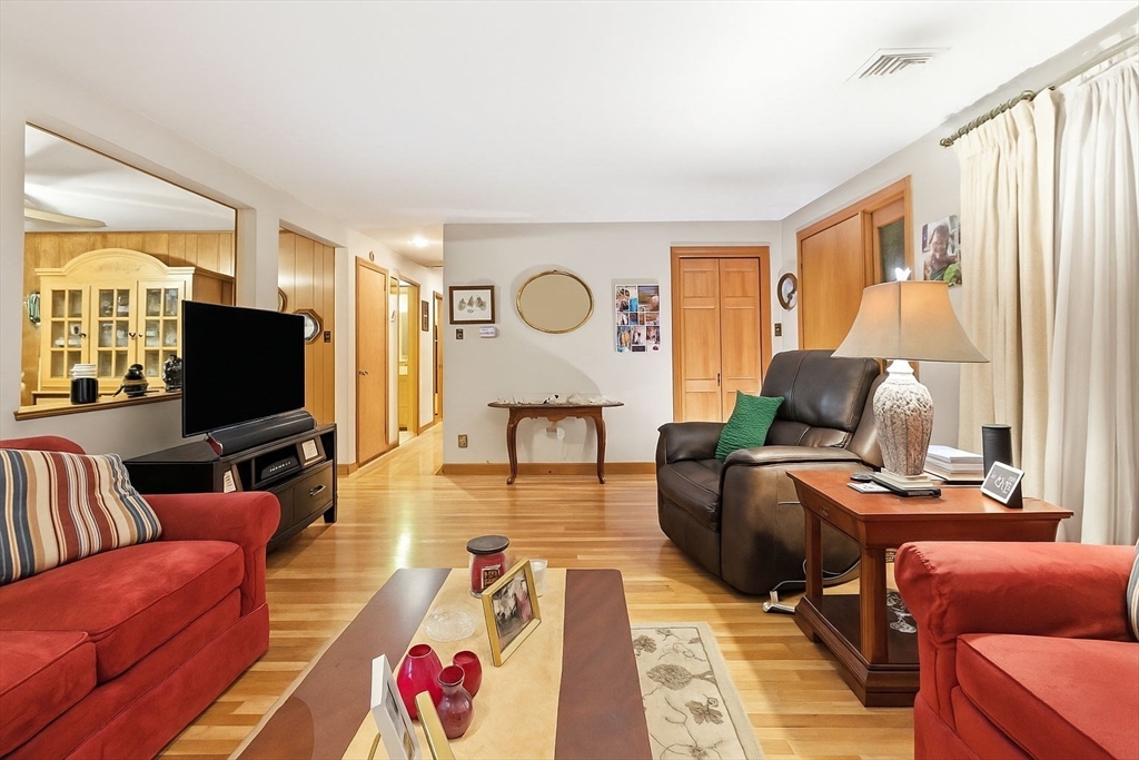 Methuen, Massachusetts, 01844, United States, 3 Bedrooms Bedrooms, ,1 BathroomBathrooms,Residential,For Sale,1987620