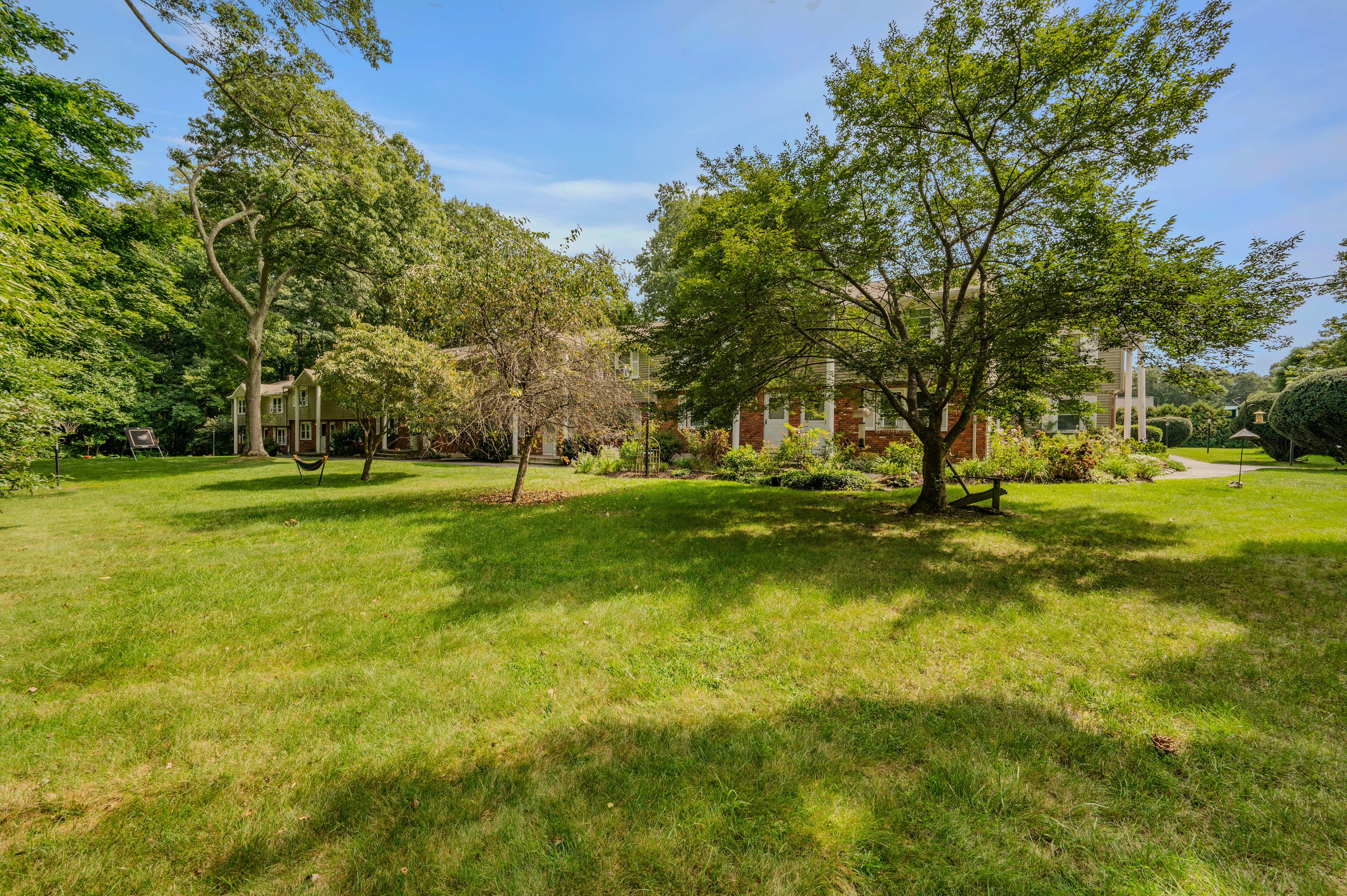  Discover easy coastal living in this sun-drenched Niantic townhouse. - 物件實景