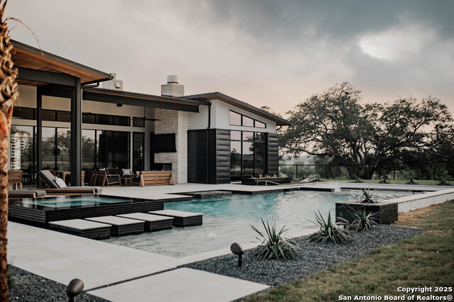 Victoria, Texas, 77904, United States, 4 Bedrooms Bedrooms, ,5 BathroomsBathrooms,Residential,For Sale,1997014