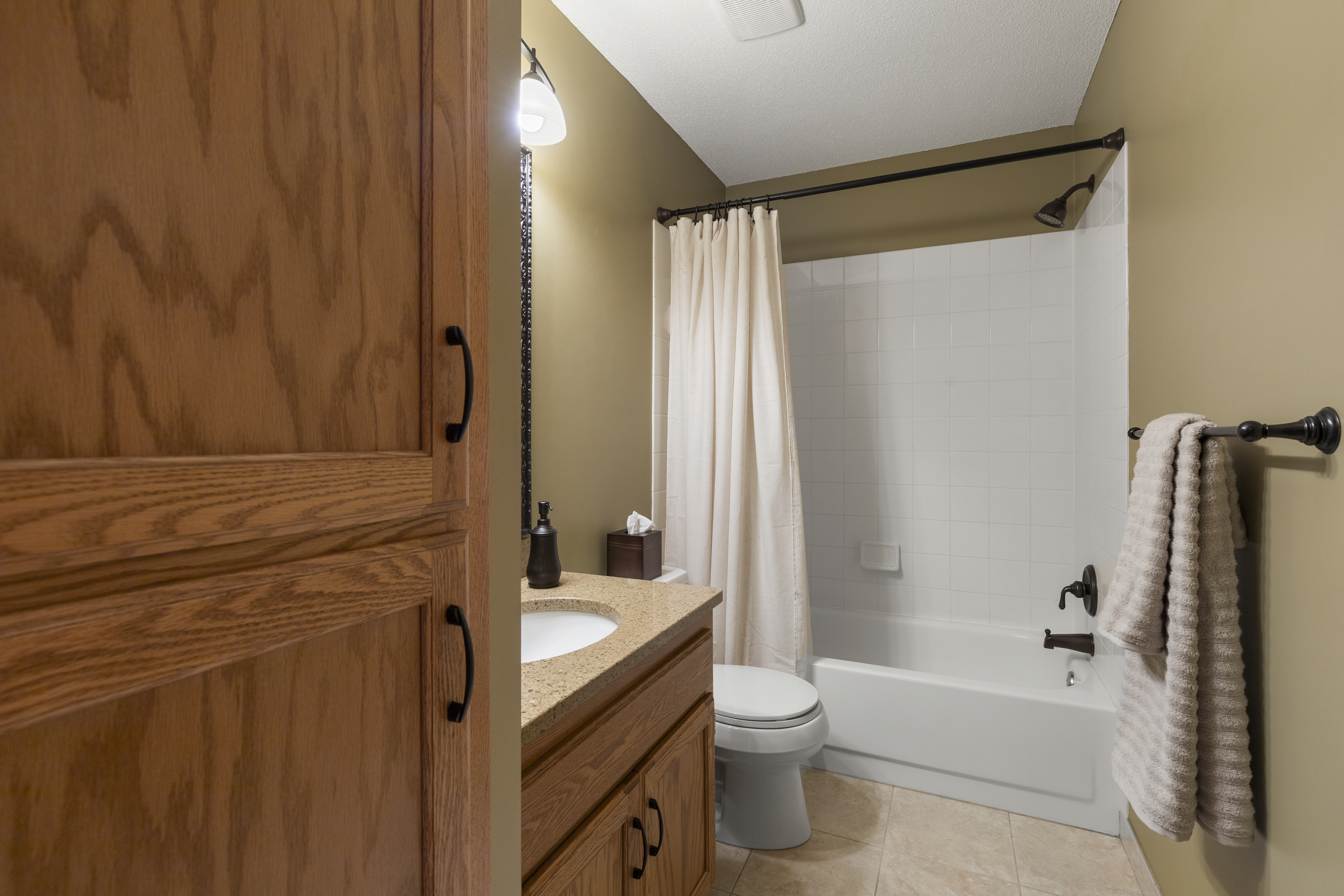  Inviting Champlin Living with Thoughtful Modern Updates - 物件實景