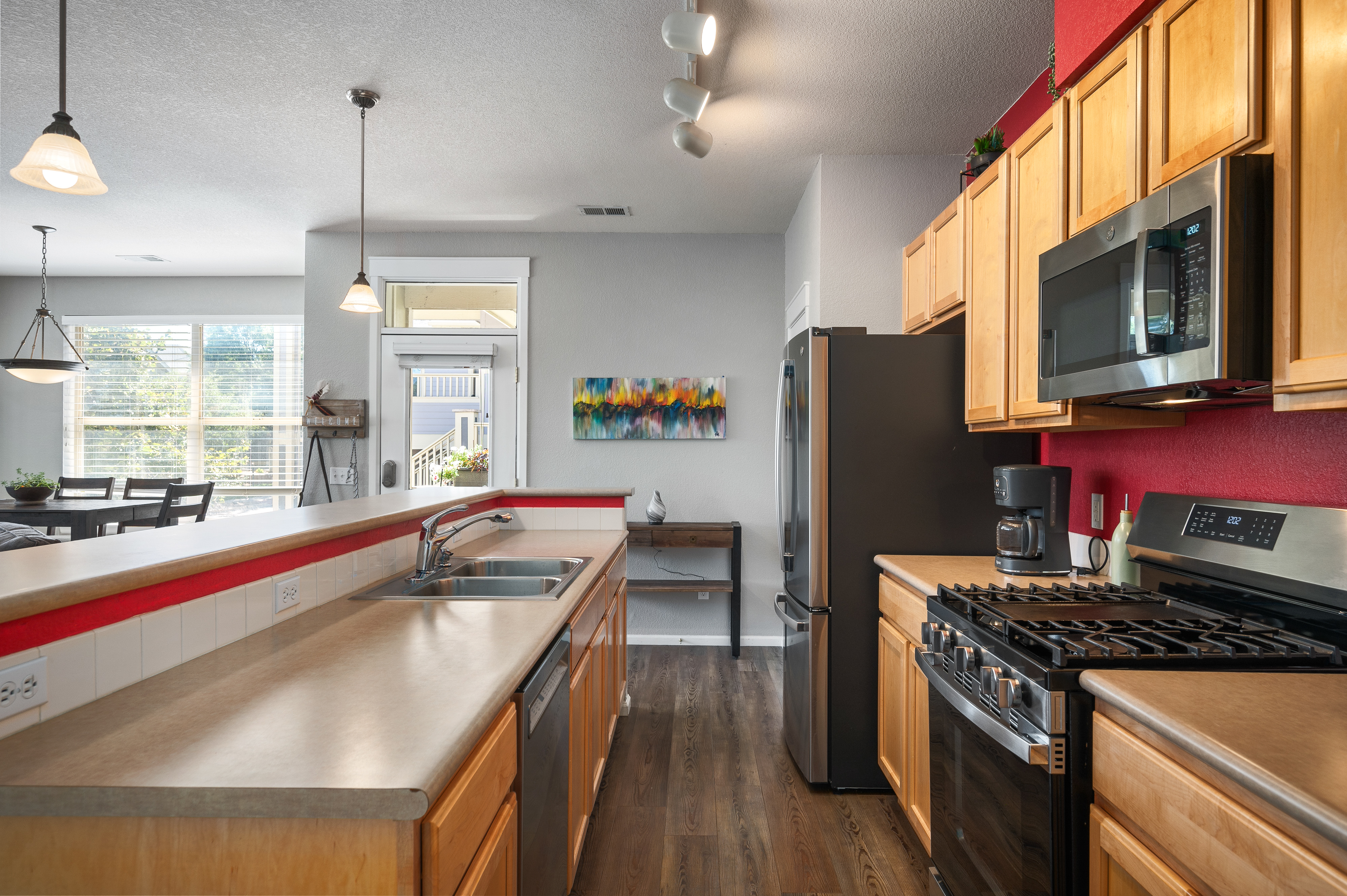  Beautifully Designed 2nd-floor Condo in Sought-after Community of Edgewater Park - 物件實景