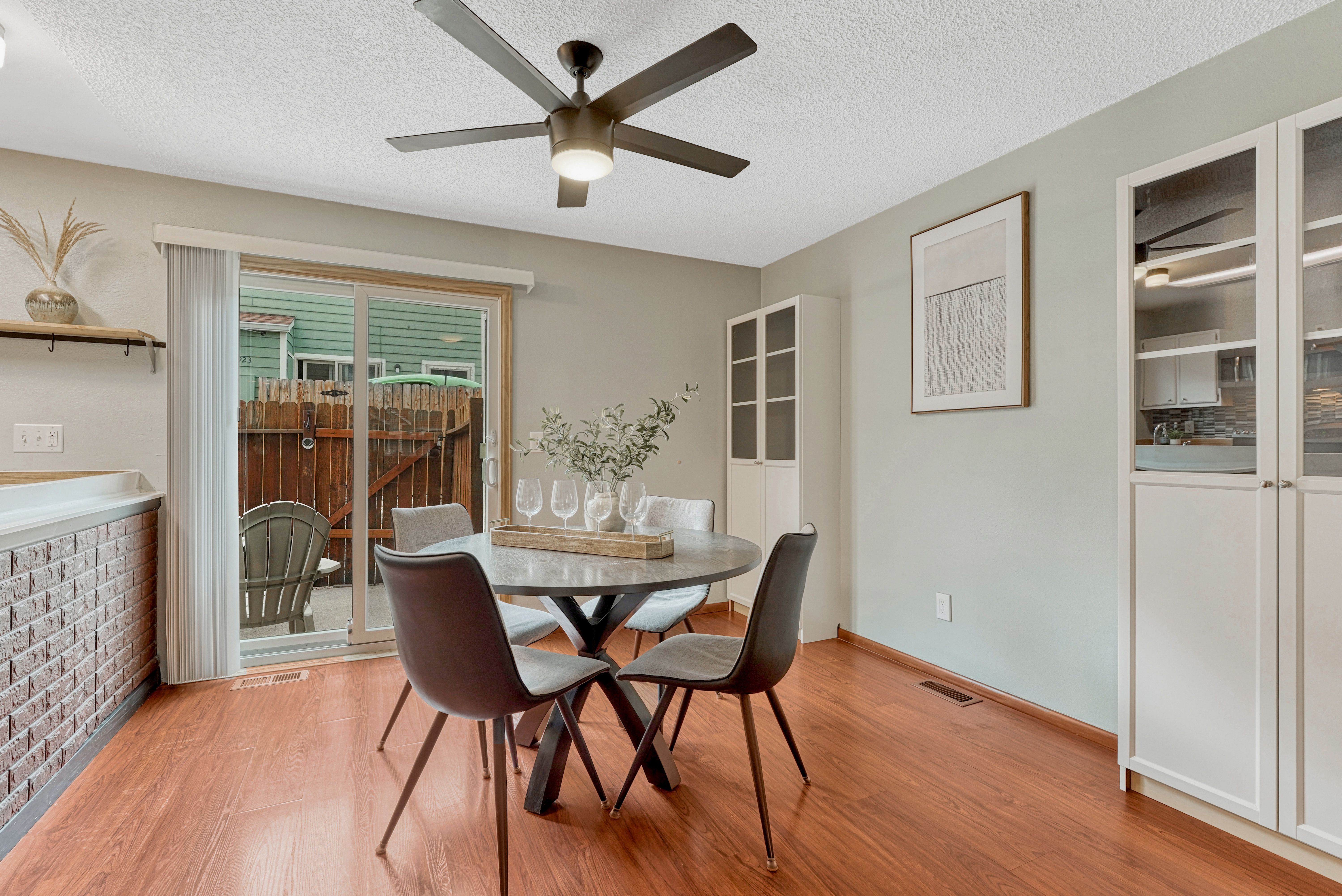  Sunlit Townhouse with Mountain Views & Private Patio - 物件實景